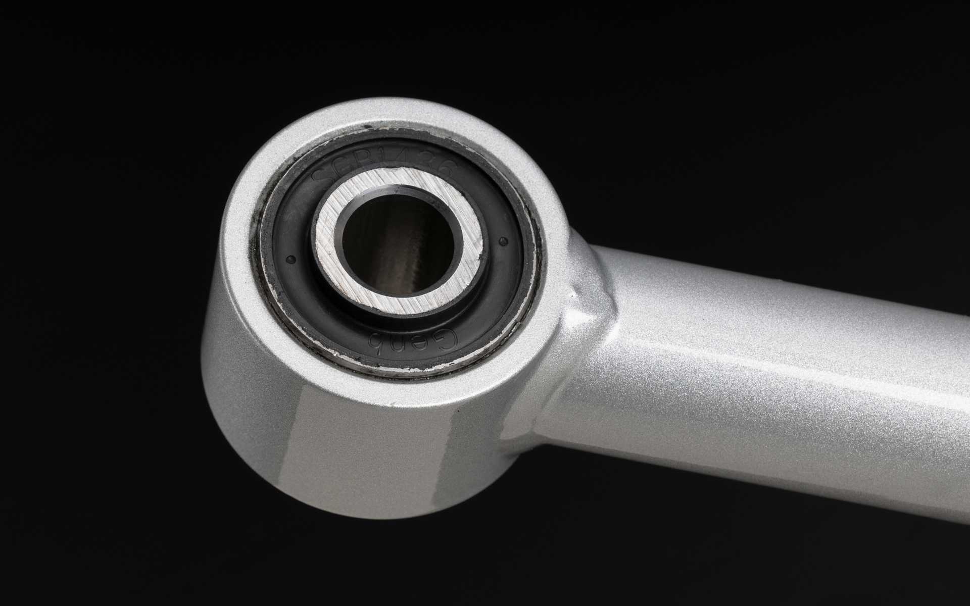 専用設計された強化ブッシュを圧入