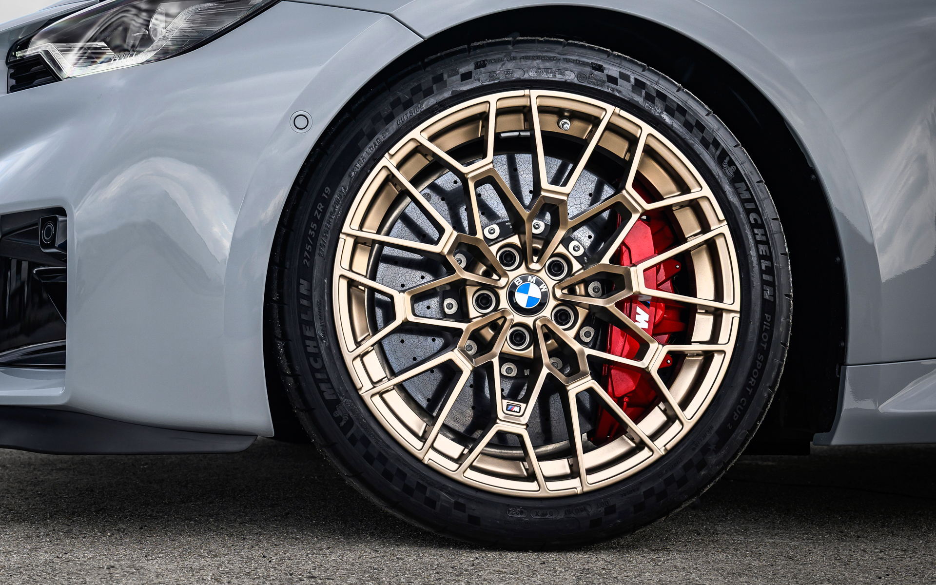 鍛造Mライトアロイホイールを採用。タイヤは標準でサーキット用タイヤが装着され、サイズはフロント275/35ZR19、リア285/30 ZR20