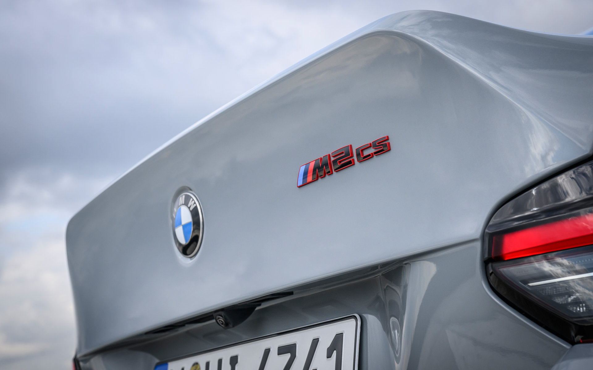 ダックテールのトランクリッドもカーボンファイバー製