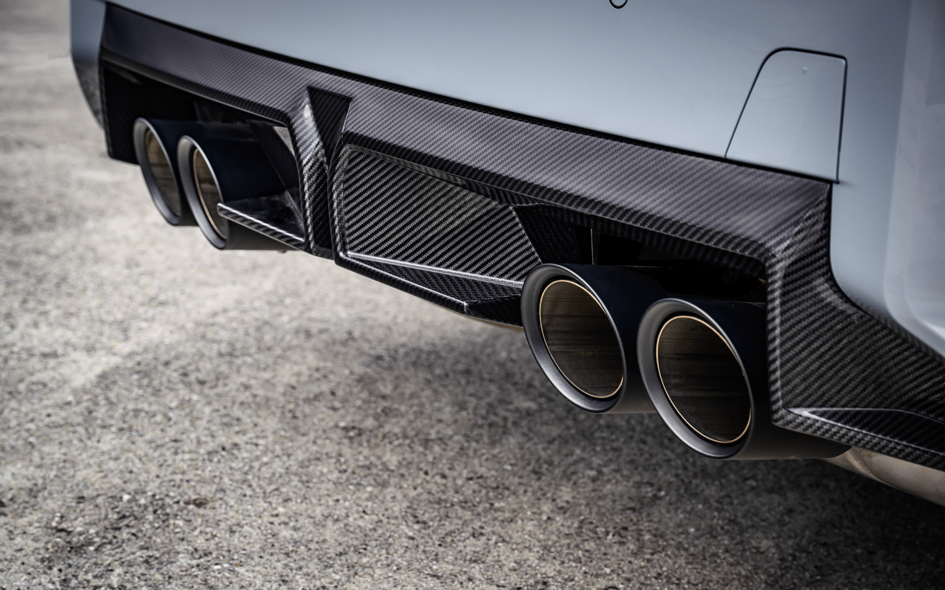 カーボンファイバー製のリアディフューザー。マフラーは4本出しで、テールエンドはチタンやカーボンも選択可能
