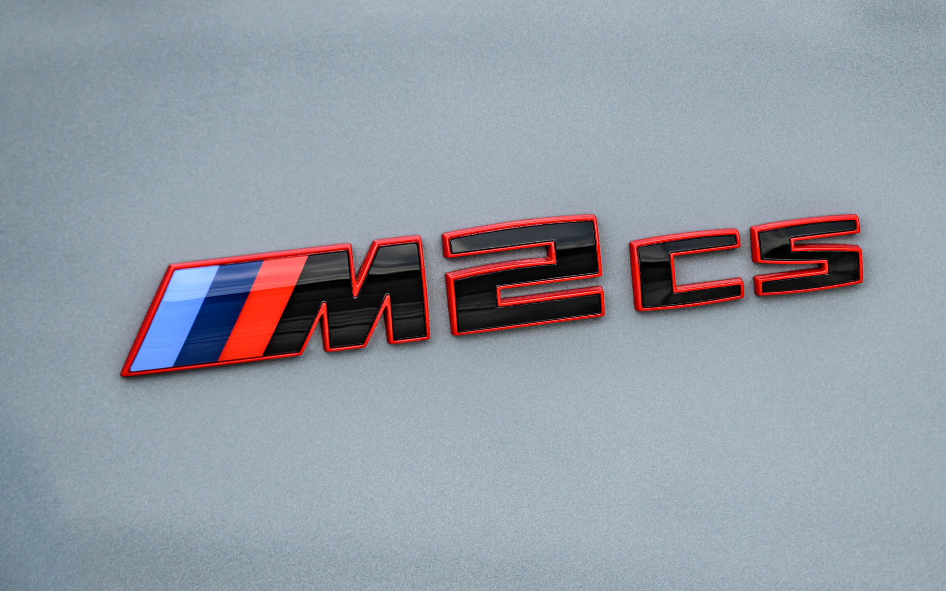 リアにあしらわれるM2 CSのバッヂは赤色で囲まれている