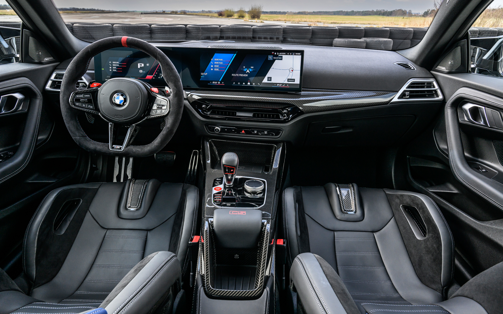 新型「M2 CS」のインテリア。フルデジタル・ディスプレイ・グループは、湾曲した12.3インチのインフォメーション・ディスプレイと14.9インチのコントロール・ディスプレイで構成されている。またヘッドアップ・ディスプレイも装備