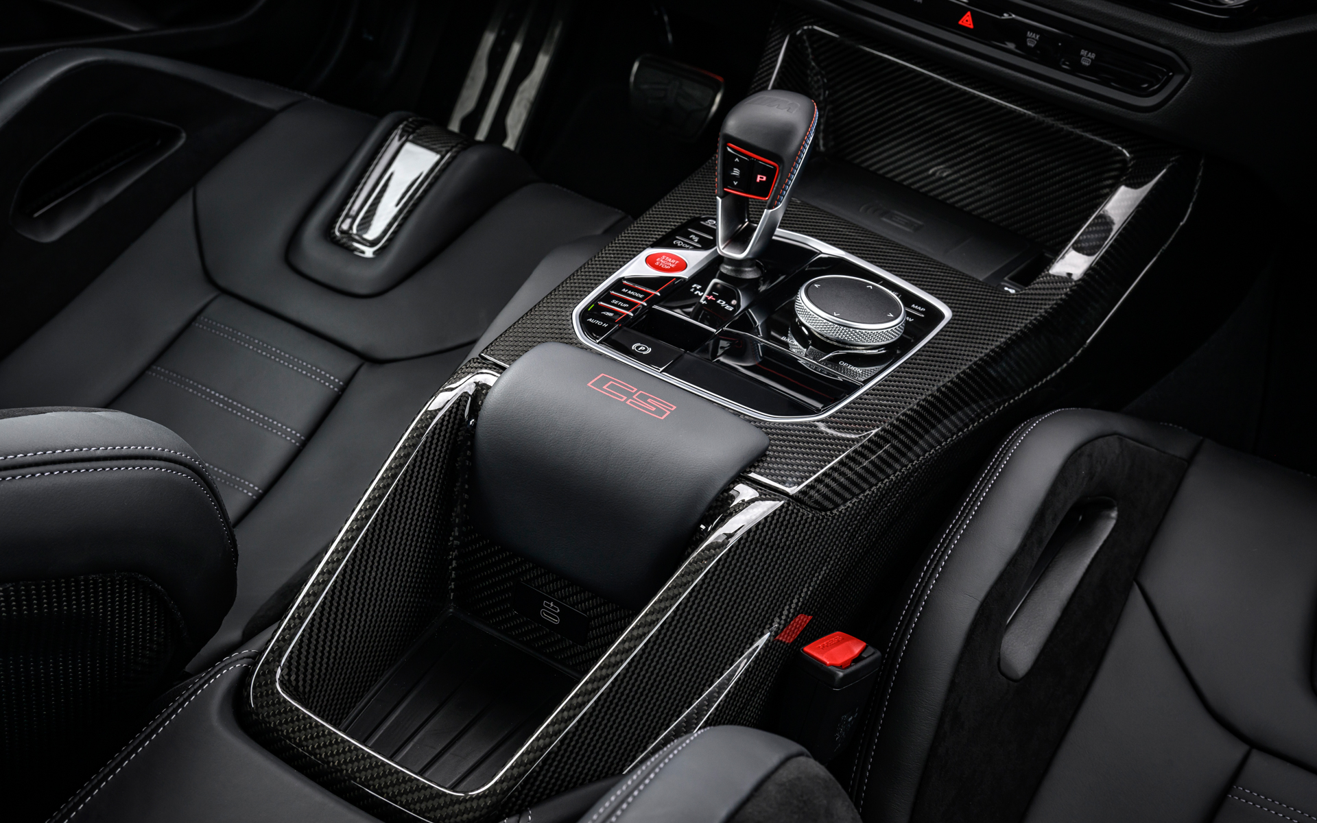 シフトまわりにも「CS」ロゴがあしらわれる