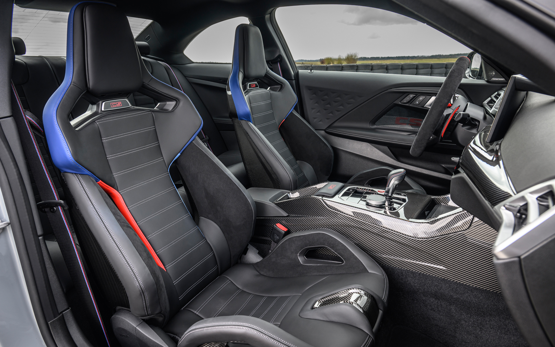 Mカーボンバケットシートを採用