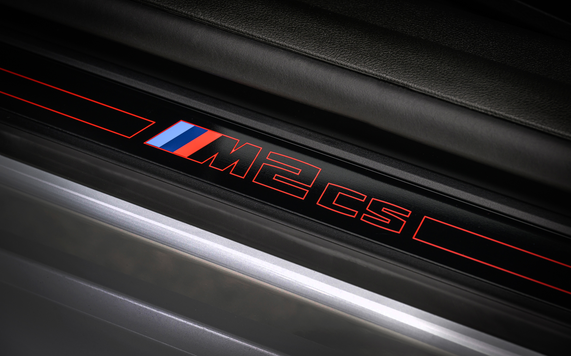 ドアシルプレートにも「M2 CS」のロゴが入る