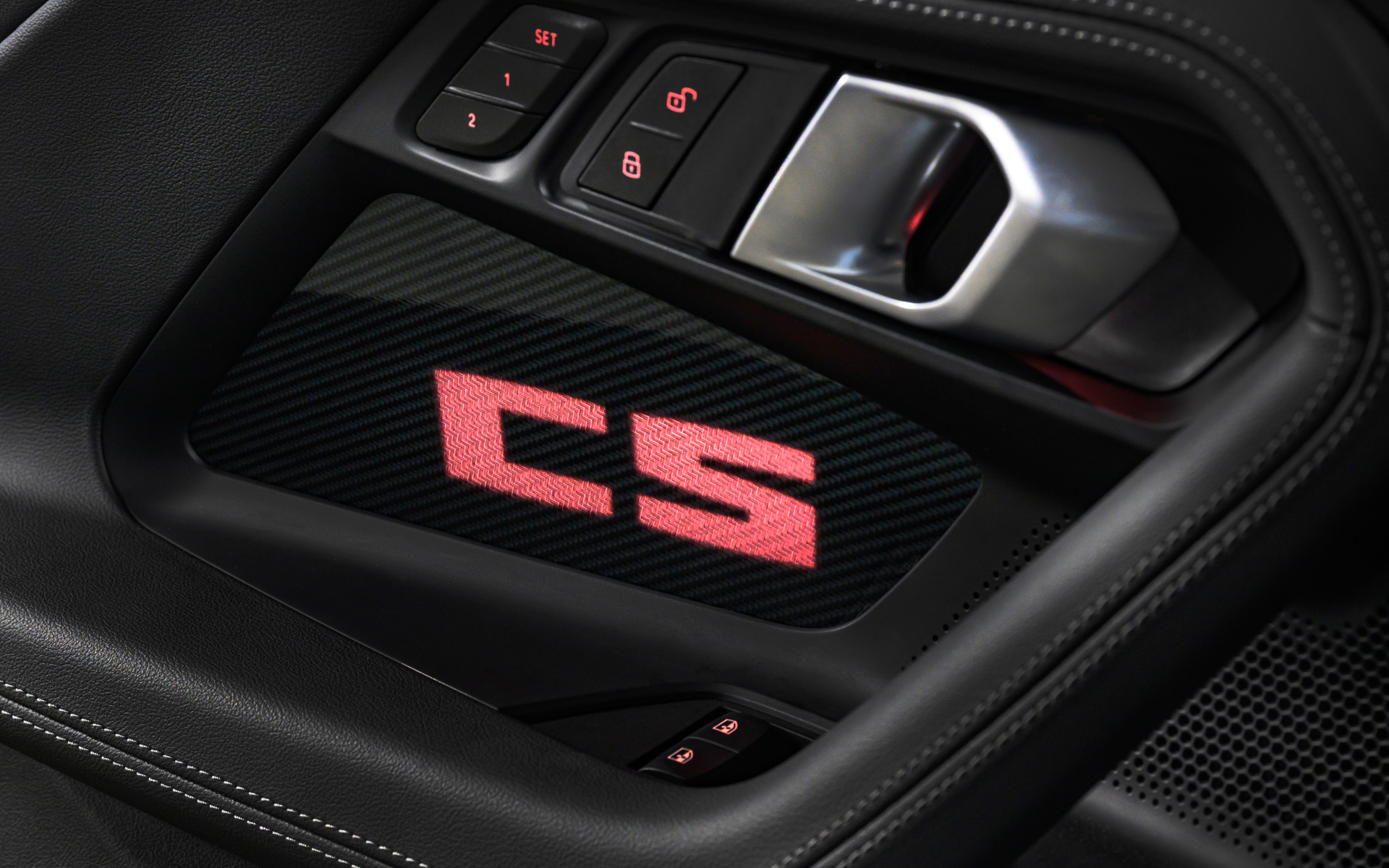 ドアの内張には光る「CS」ロゴ。発光色は変えられる