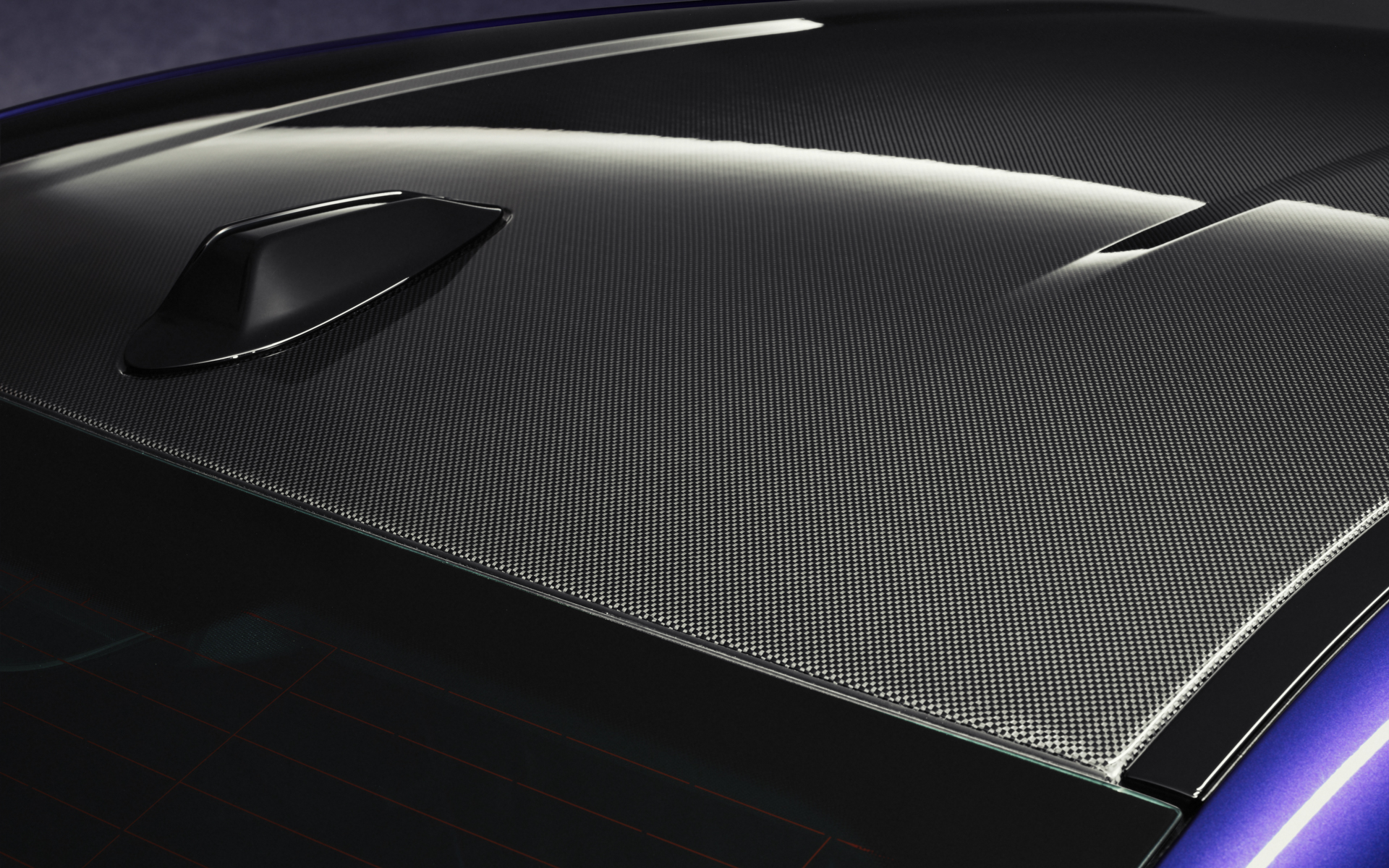 ルーフもカーボンファイバー製