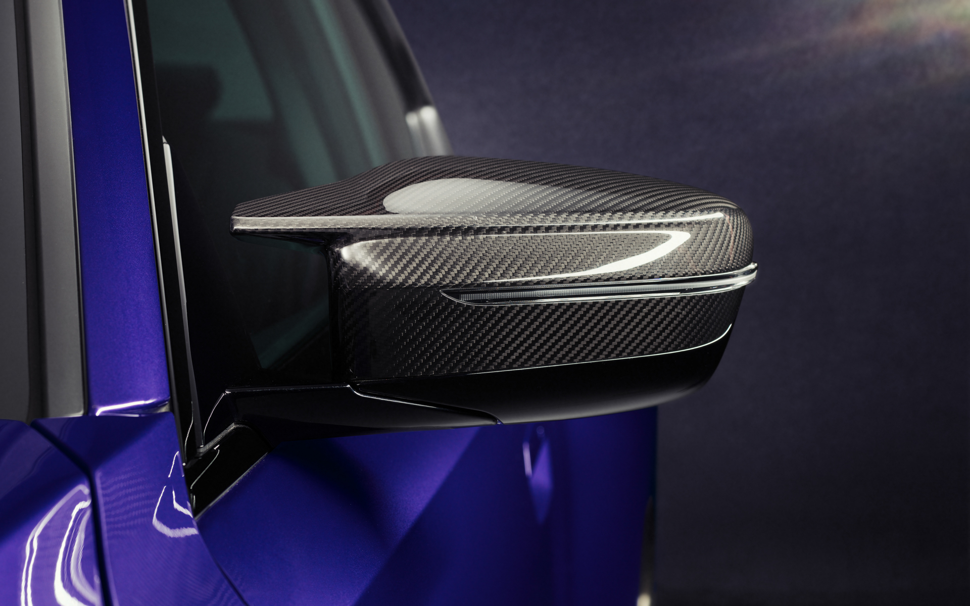 カーボンファイバー製のMドアミラーキャップ