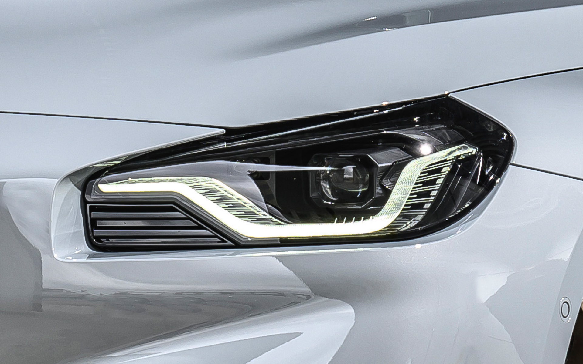 アダプティブLEDヘッドライトは、眩しさを軽減するハイビーム アシスタントとダーク インレイを備えた「Mライト シャドウライン」を採用