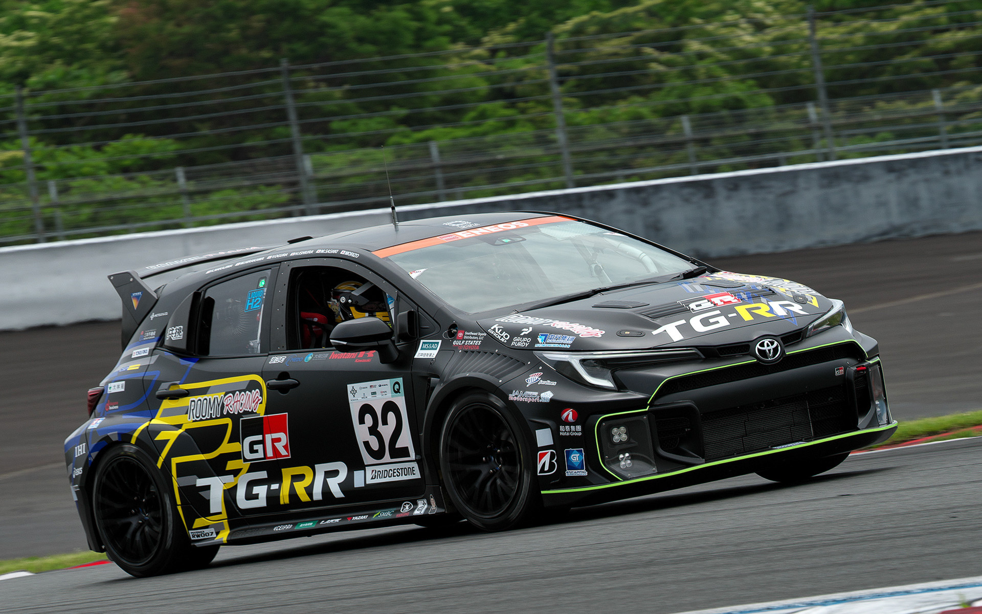 富士24時間レースに挑む水素カローラ。写真のドライバーはモリゾウ選手