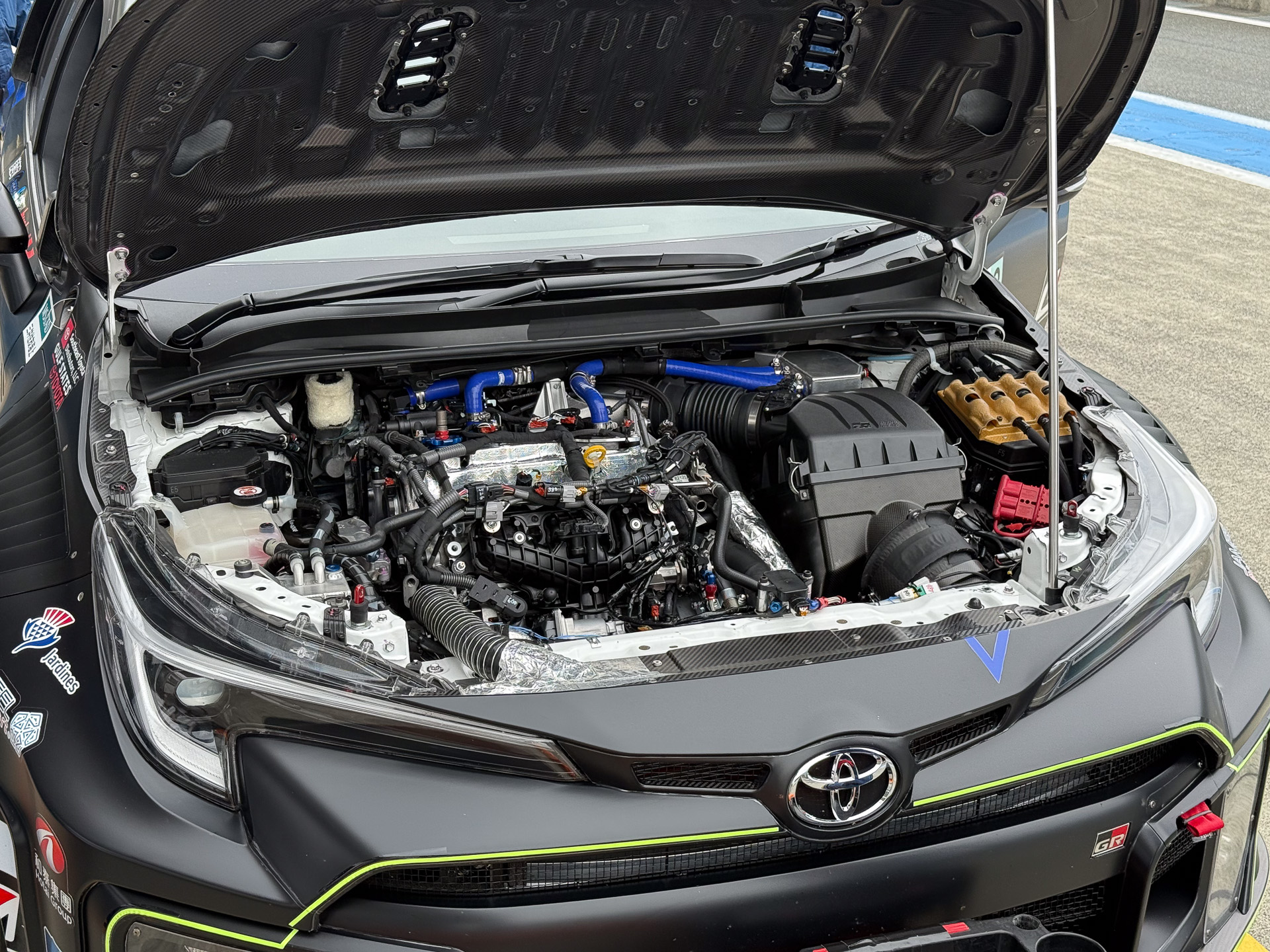 水素カローラが搭載する水素対応エンジン。今回はストイキ燃焼に加え、リーン燃焼の活用に挑む