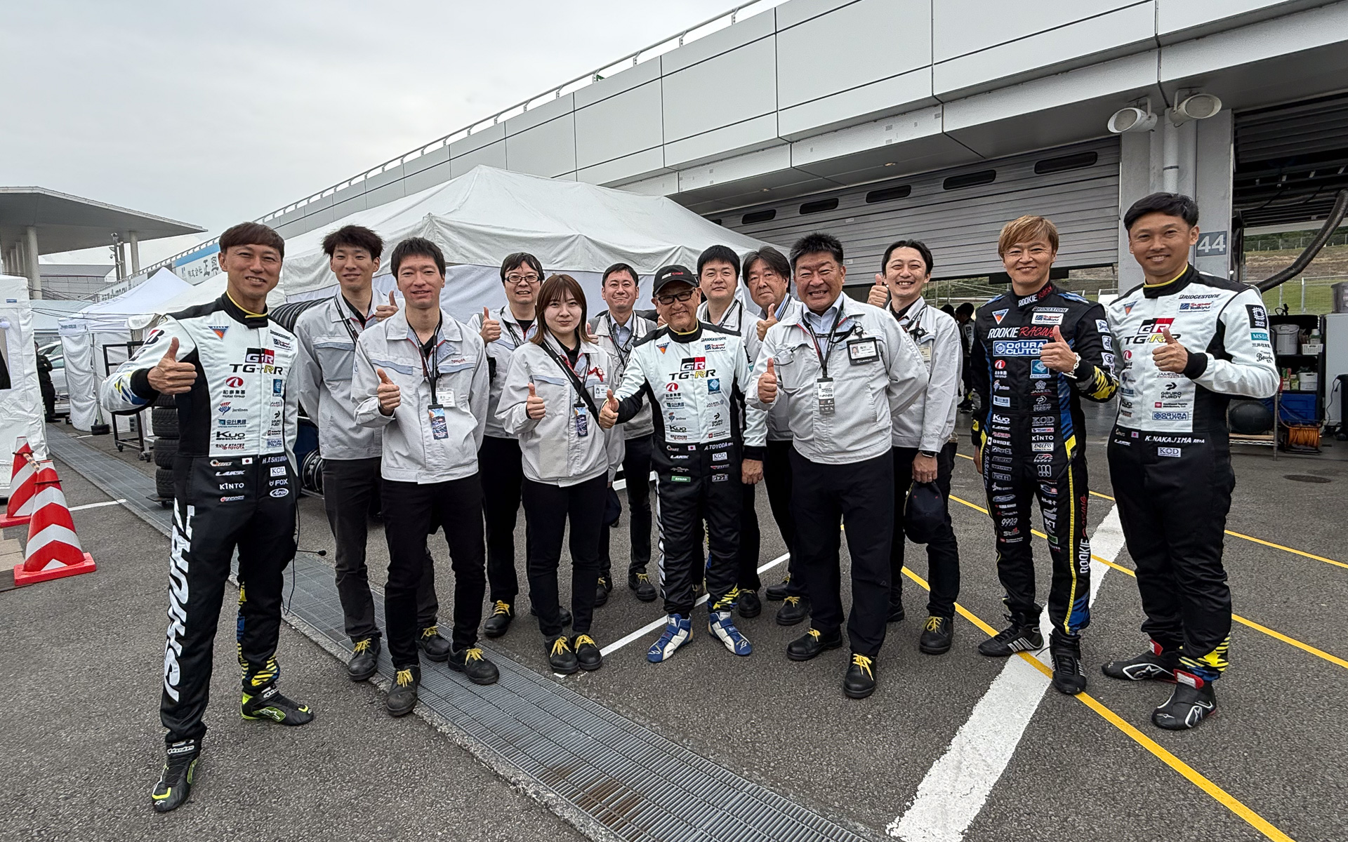 モリゾウ選手とドライバー、豊田会長に報告に来たトヨタスタッフで記念写真