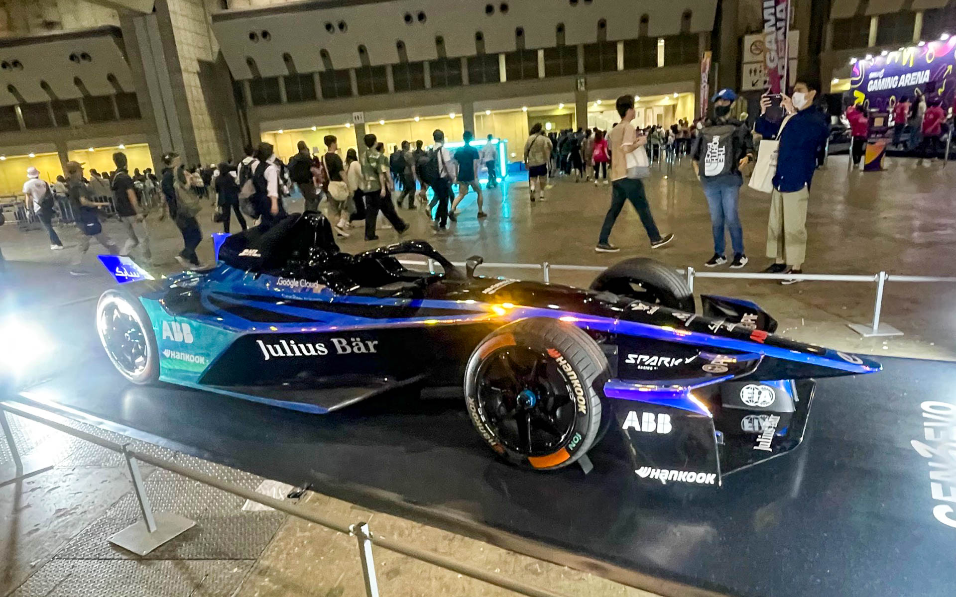 ビッグサイト東館に展示された第3世代のフォーミュラEマシン。ノーズ先端にもオンボードカメラが仕込まれている