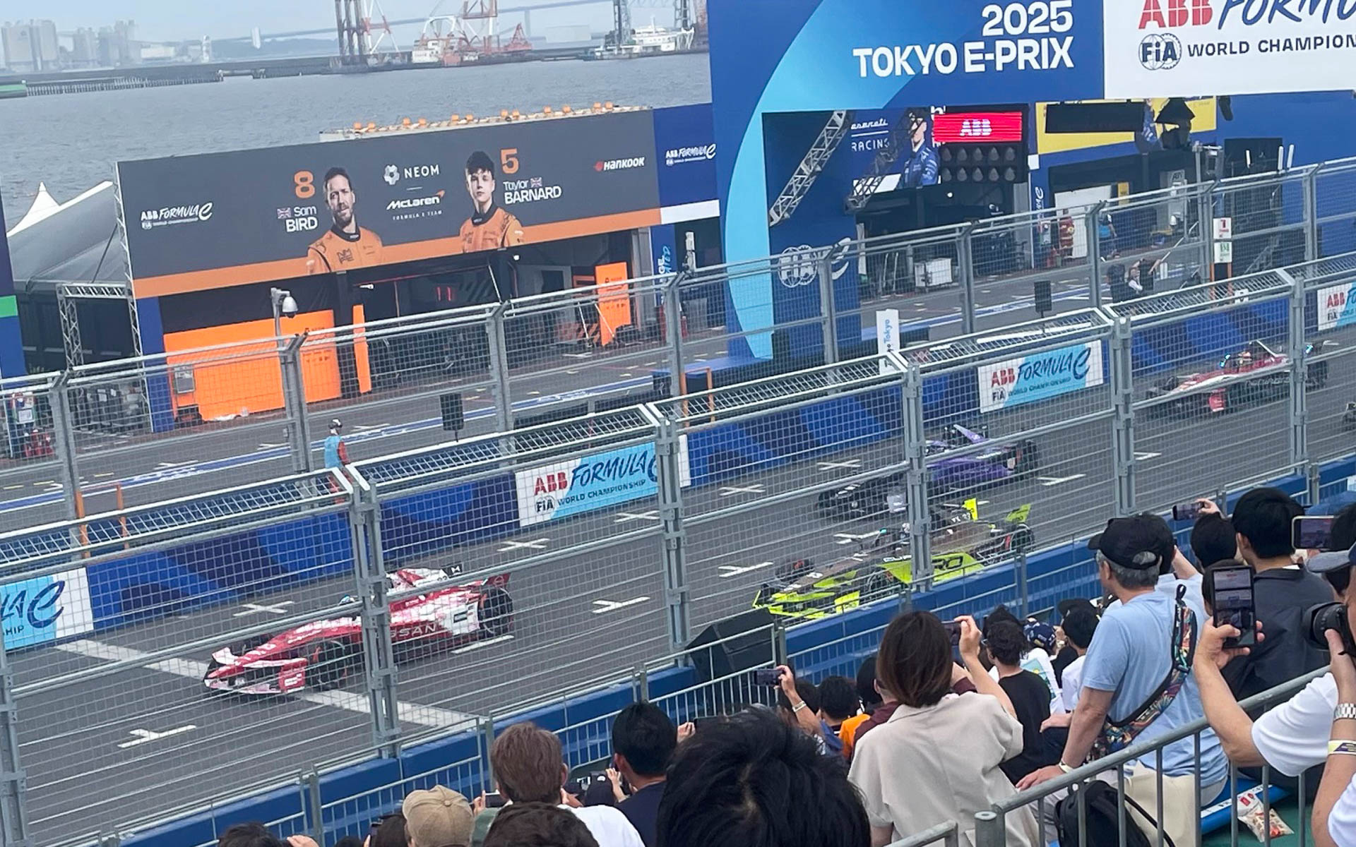 ポールポジションから日産のローランド選手がスルスルと抜け出す。狭いサーキットではスタート位置は重要です