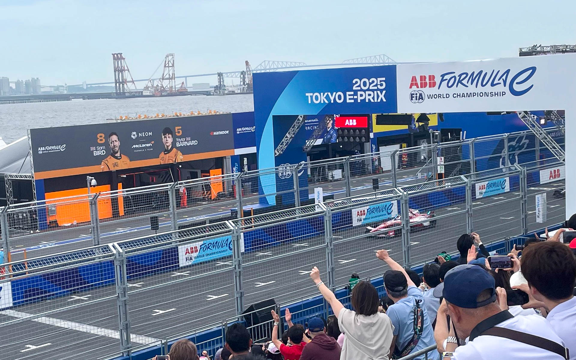 ローランド選手は追い上げるポルシェのウェアライン選手を振り切りレースを制した。中盤から後半にかけての各チームの戦略と攻防は見もの。コースも昨年から少し変わりコース幅も部分的に広くなっていたように見える