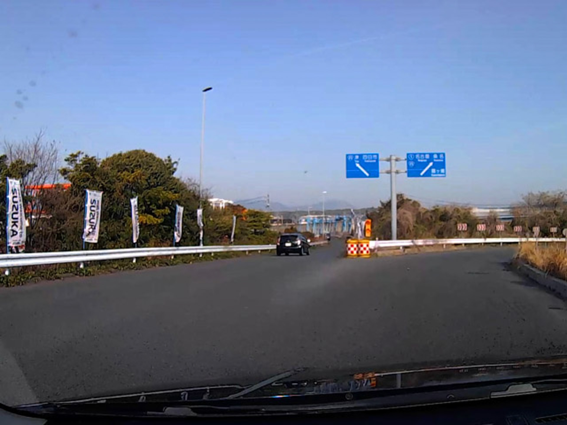みえ川越ICの料金所の先を右へ。左側のF1関連のノボリが例年より少ないような