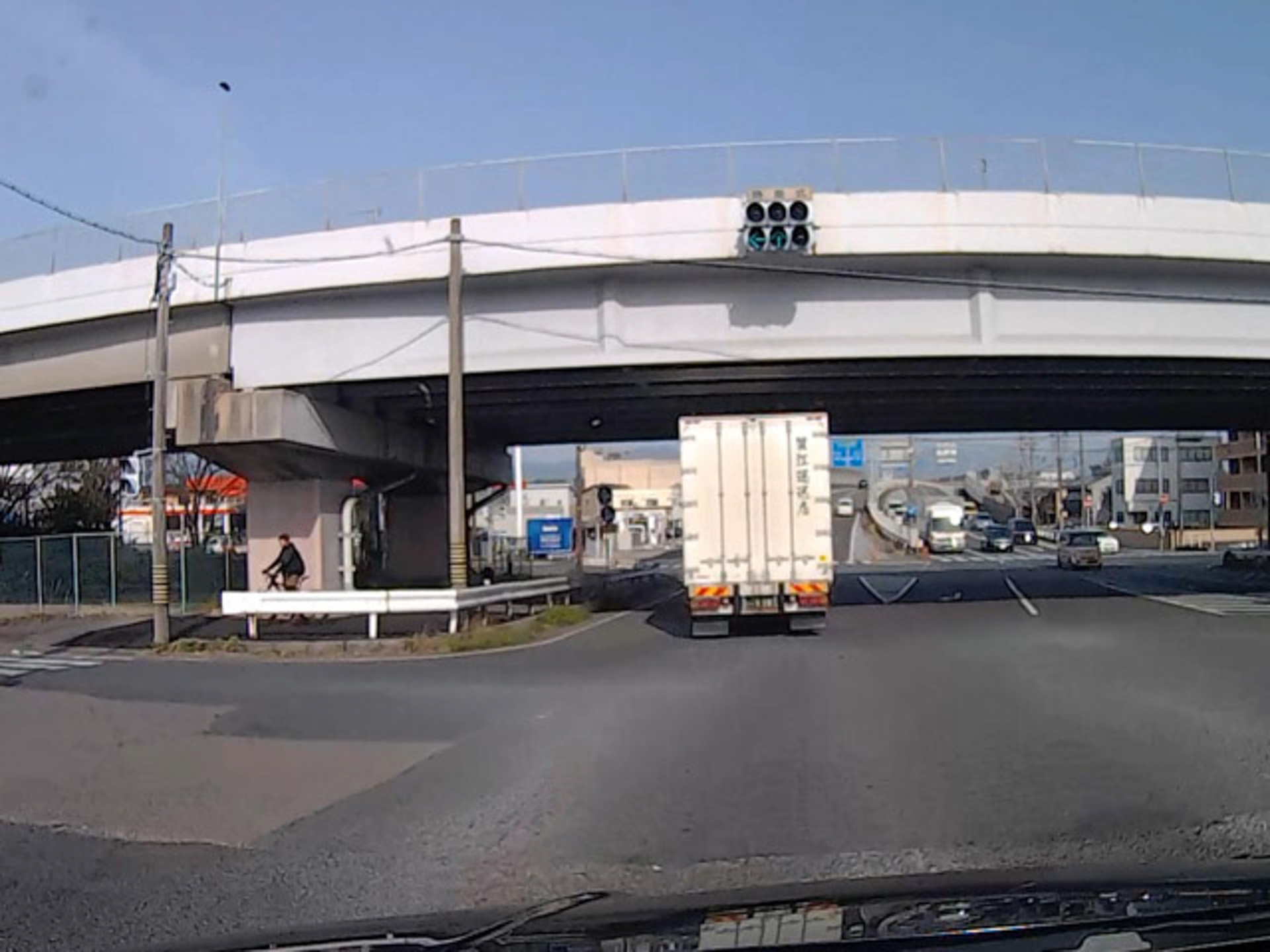 左折で国道23号に合流せず、直進してJR関西線と並行して四日市市内へ