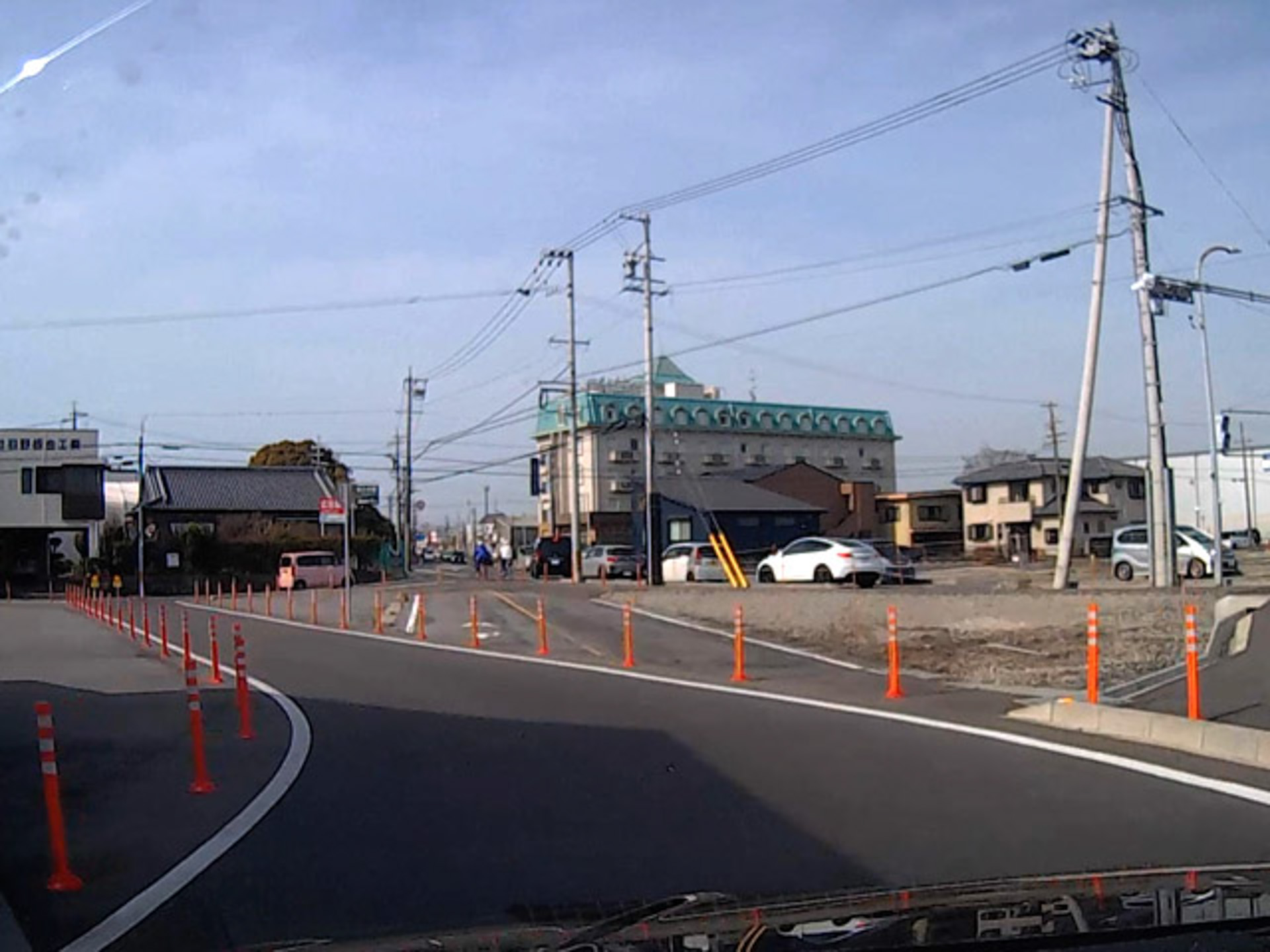 遠回りしてこの先で右側の新ルートに合流。パイロンの先に旧道の跡が見える