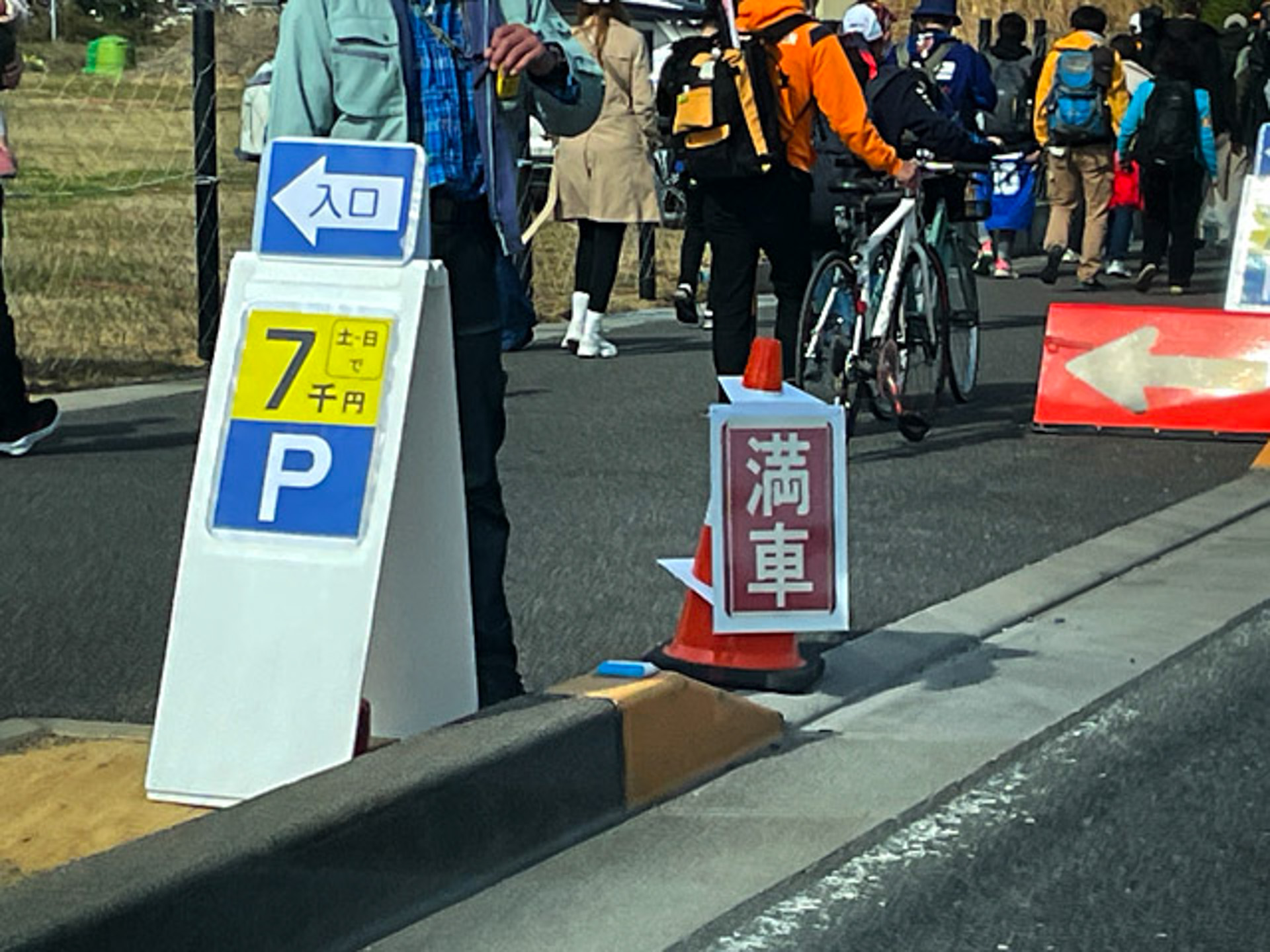 サーキット道路、中勢バイパス手前の駐車場は満車