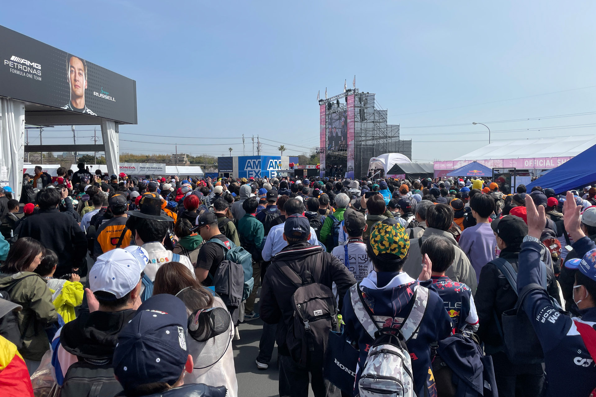 大型ビジョンでフェルスタッペン選手、角田選手は見えるが、肉眼では無理