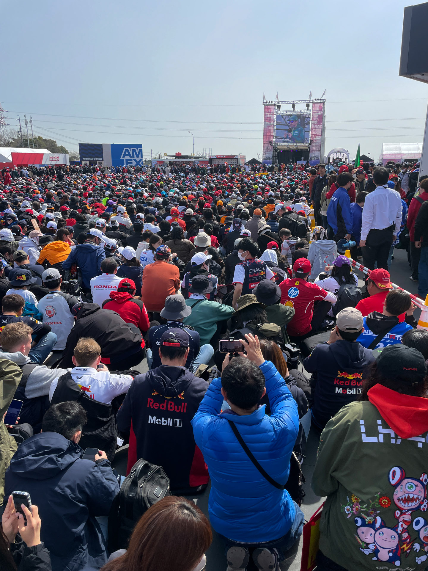 ステージは遙か彼方。現代版の街頭テレビ？