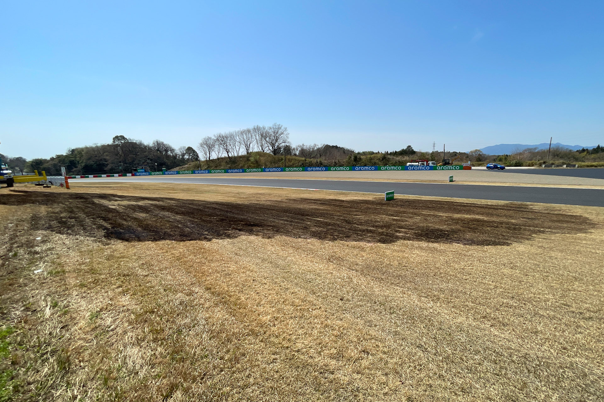 スプーン進入側、150ｍ看板の数ｍ先から出火。TV映像を見ると風の影響で一瞬で燃え広がった