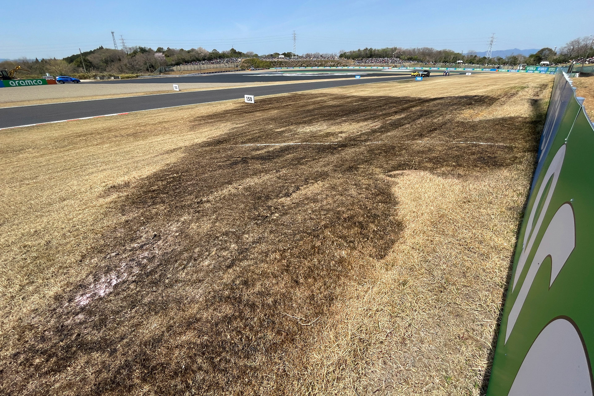 スプーン進入側、150ｍ看板の数ｍ先から出火。TV映像を見ると風の影響で一瞬で燃え広がった