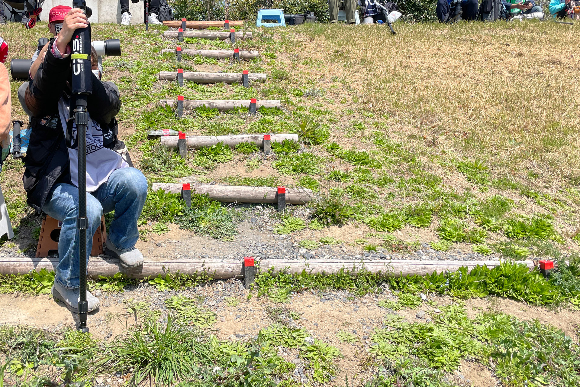 スプーン進入正面のカメラマンエリア。土手に丸太の階段が設置されていた。一昨年はなかったので今年から？