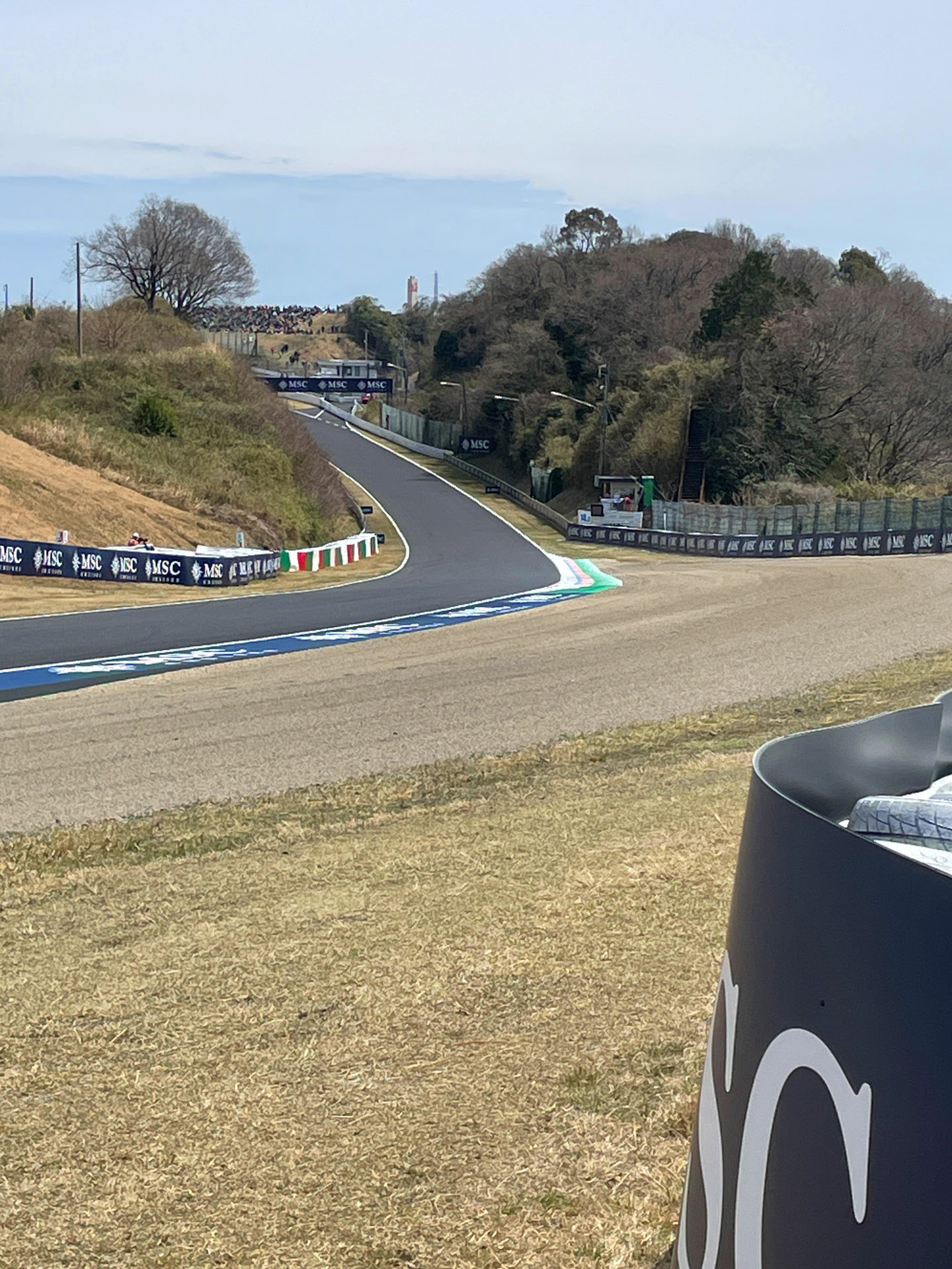 14番ポストからスプーン立ち上がり。縁石に乗るマシンのバックショットが狙えそう……だった