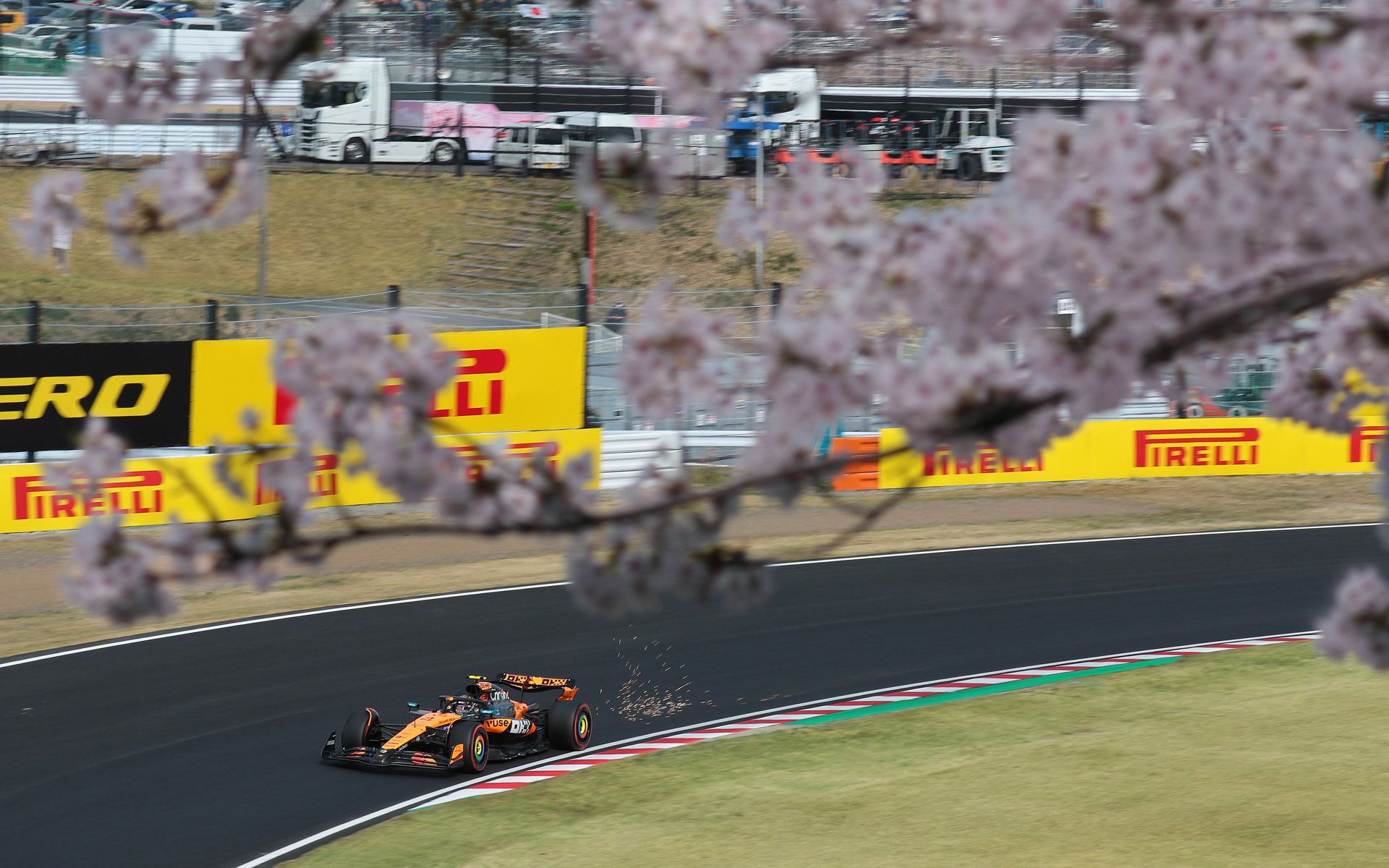 火花の写るこちらをフォトギャラリーに掲載した。焦点距離100mm、シャッター速度1/320秒で撮影