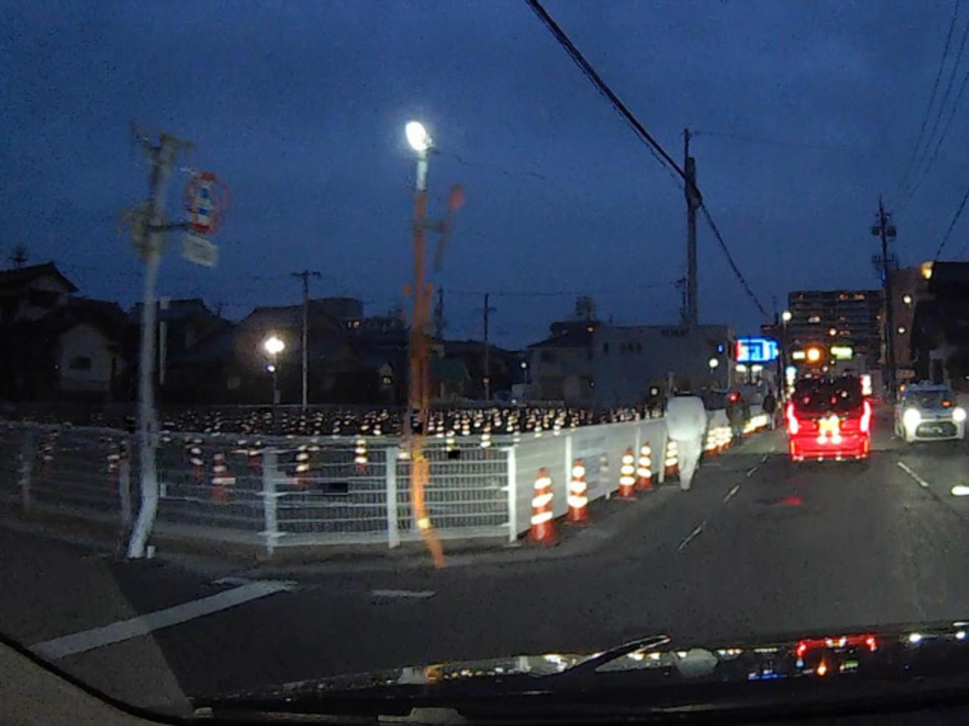 左、白子駅のバス待ち用の列を折り返すパイロン