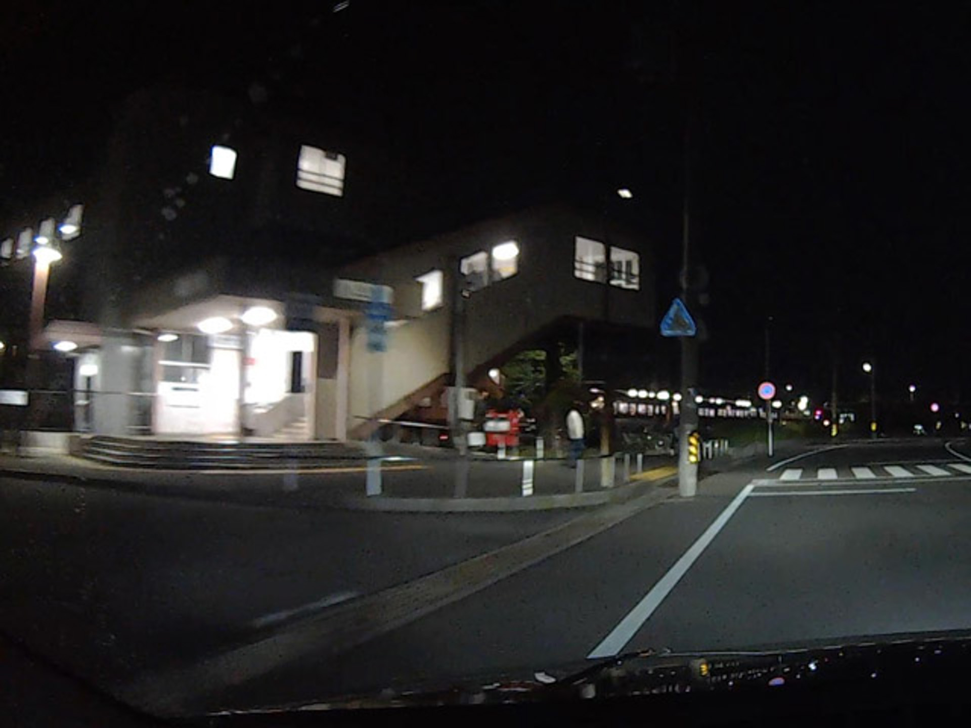 近鉄塩浜駅の前を通過