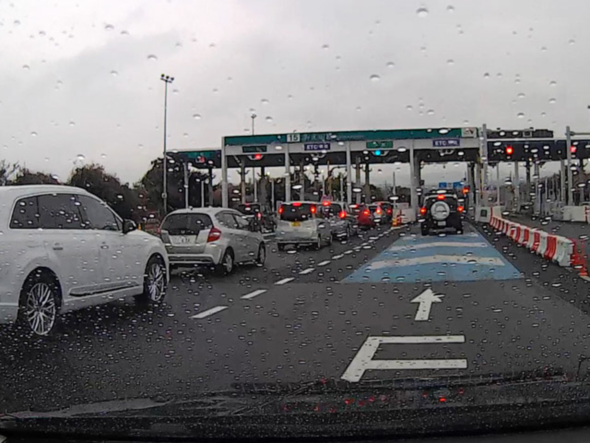 みえ川越IC出口。一般のレーンが渋滞していた