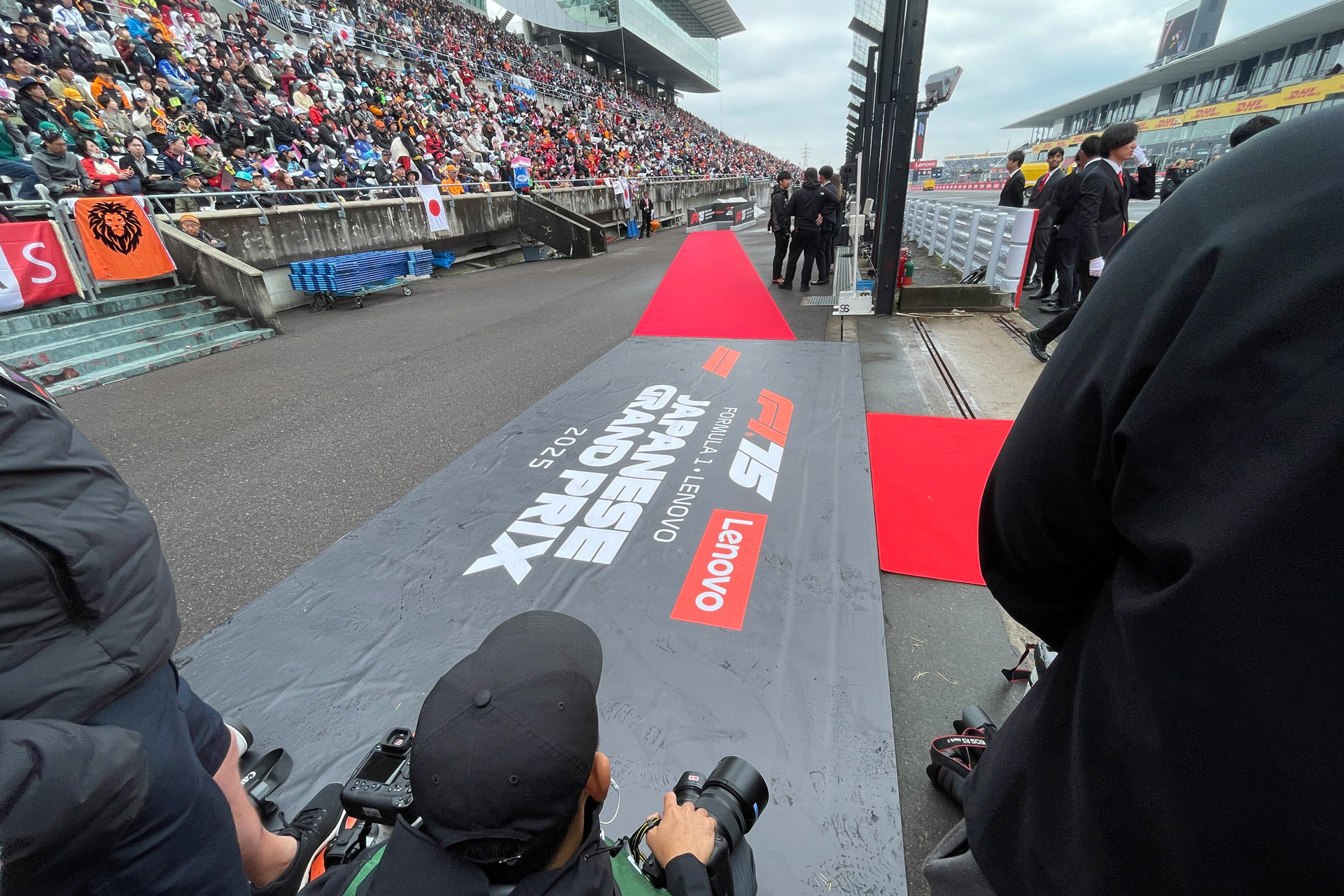 赤絨毯の先でドライバーの登場待ち