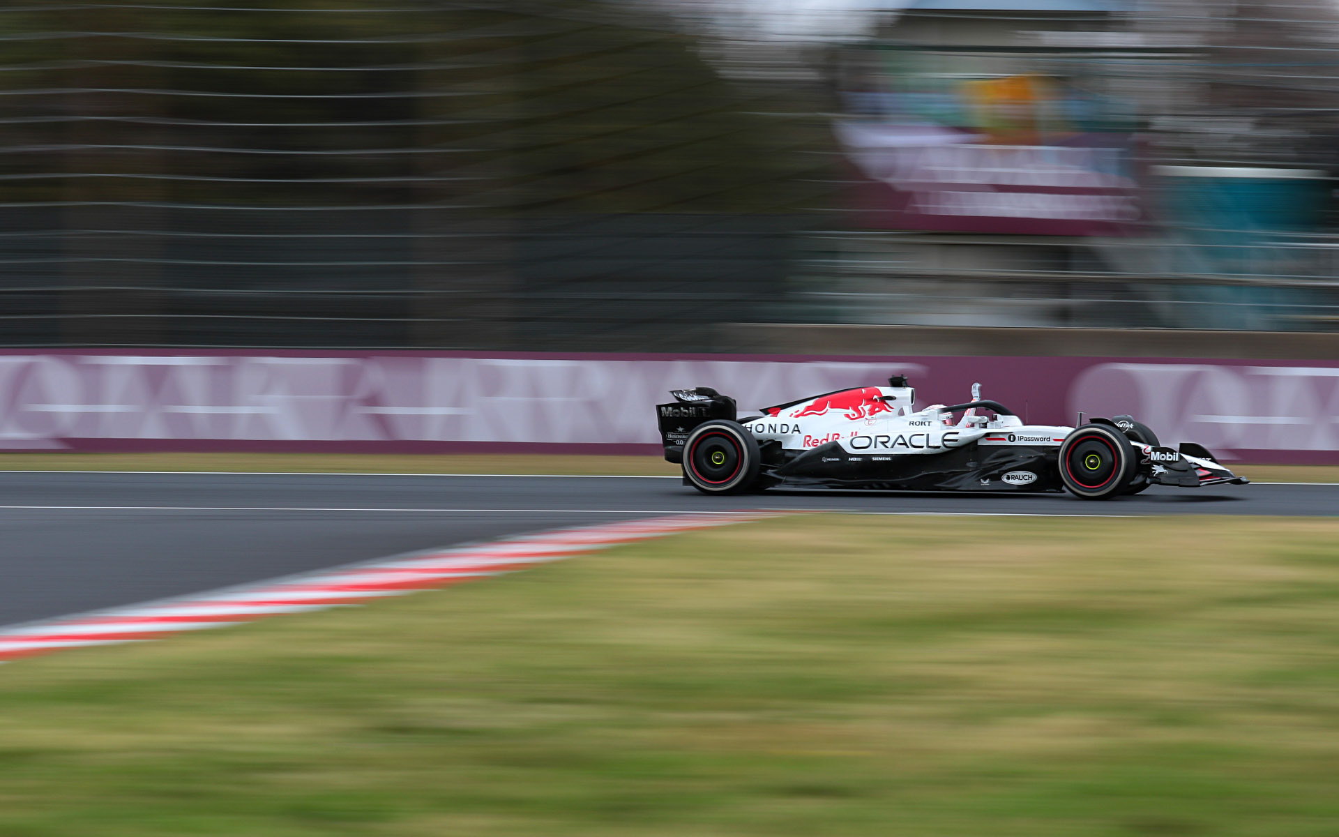 手を振ってウィニングランを行うフェルスタッペン選手