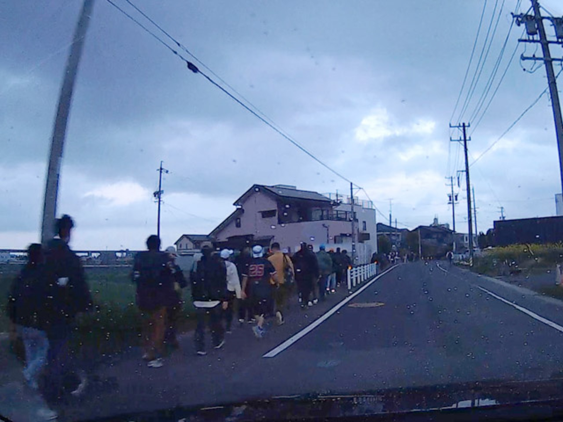 白子駅に向かう途中。徒歩で白子駅を目指すF1ファンが列をなしていた