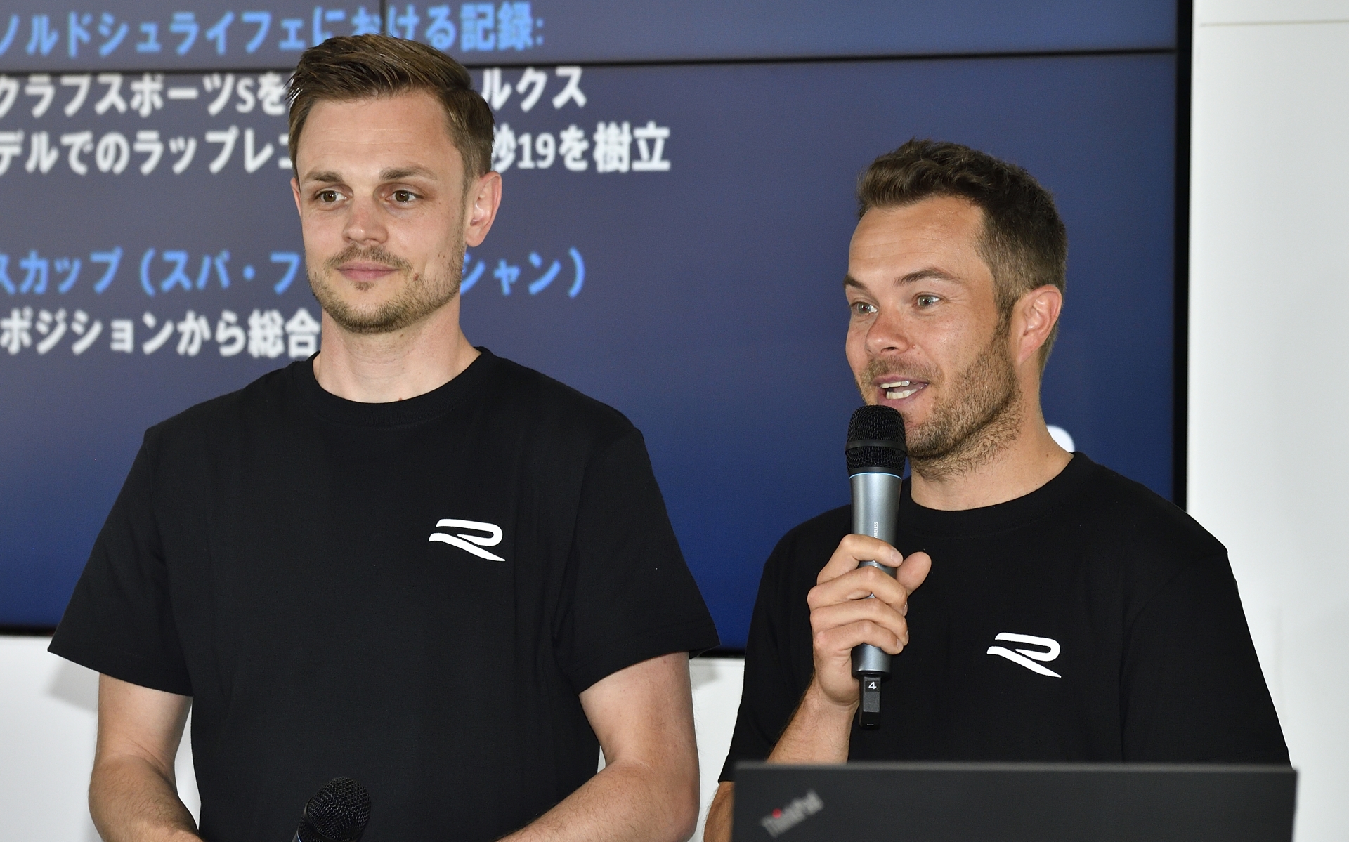 ゴルフRのインテグレーションマネージャーを務めるヨーナス・ティーレバイン氏（左）と、レースからテストまでこなす開発ドライバー兼フォルクスワーゲンRブランドアンバサダーを務めるベニー・ロイヒター氏（右）