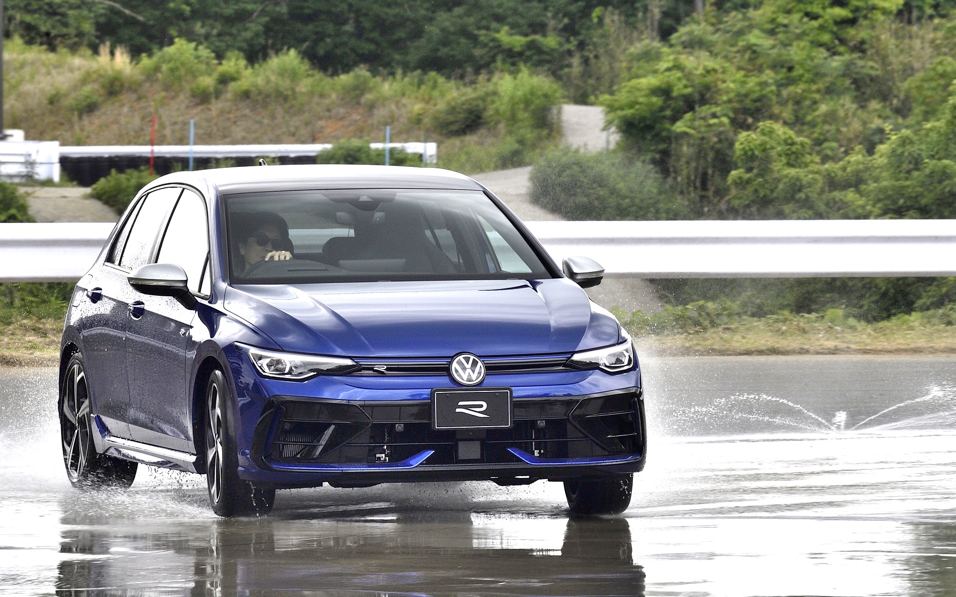 フォルクスワーゲンの新型「ゴルフR」と「ゴルフRヴァリアント」に試乗する機会を得た