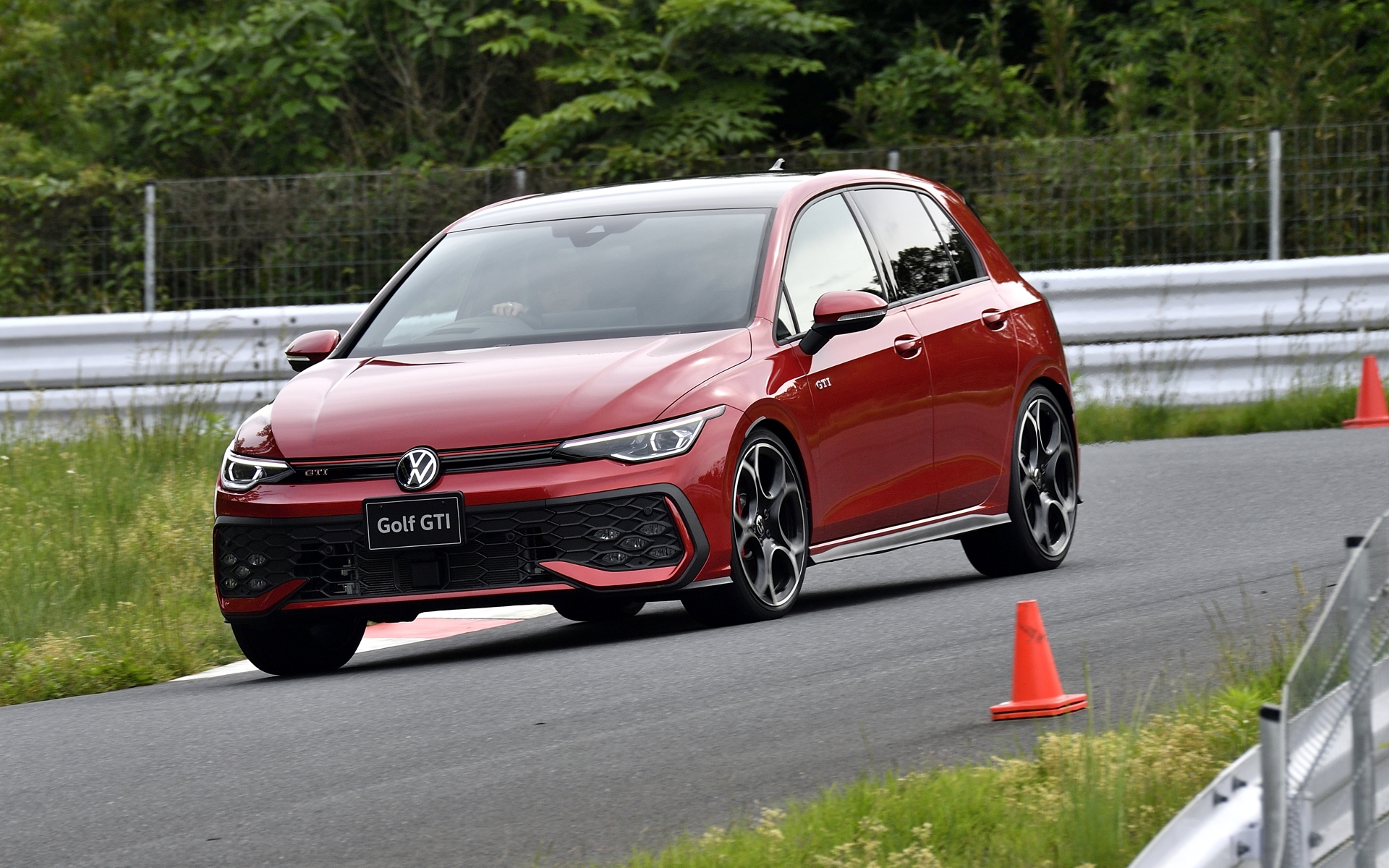 ハンドリングコースではゴルフGTIとの比較試乗も行なった。同じ直列4気筒ターボ「EA888」を搭載しながら、前輪駆動となるGTIはその出力が265PS/370Nmに抑えられている。当然その分だけ絶対的なパワー感やスピードは大人しいけれど、より軽い車重（1430kg）としなやかな足まわりのおかげで、コーナーのアプローチにヒラリ感があって楽しい。ロードマップだと次期型は電動化される予定だから、この軽やかさを手に入れるならいまのうちだ
