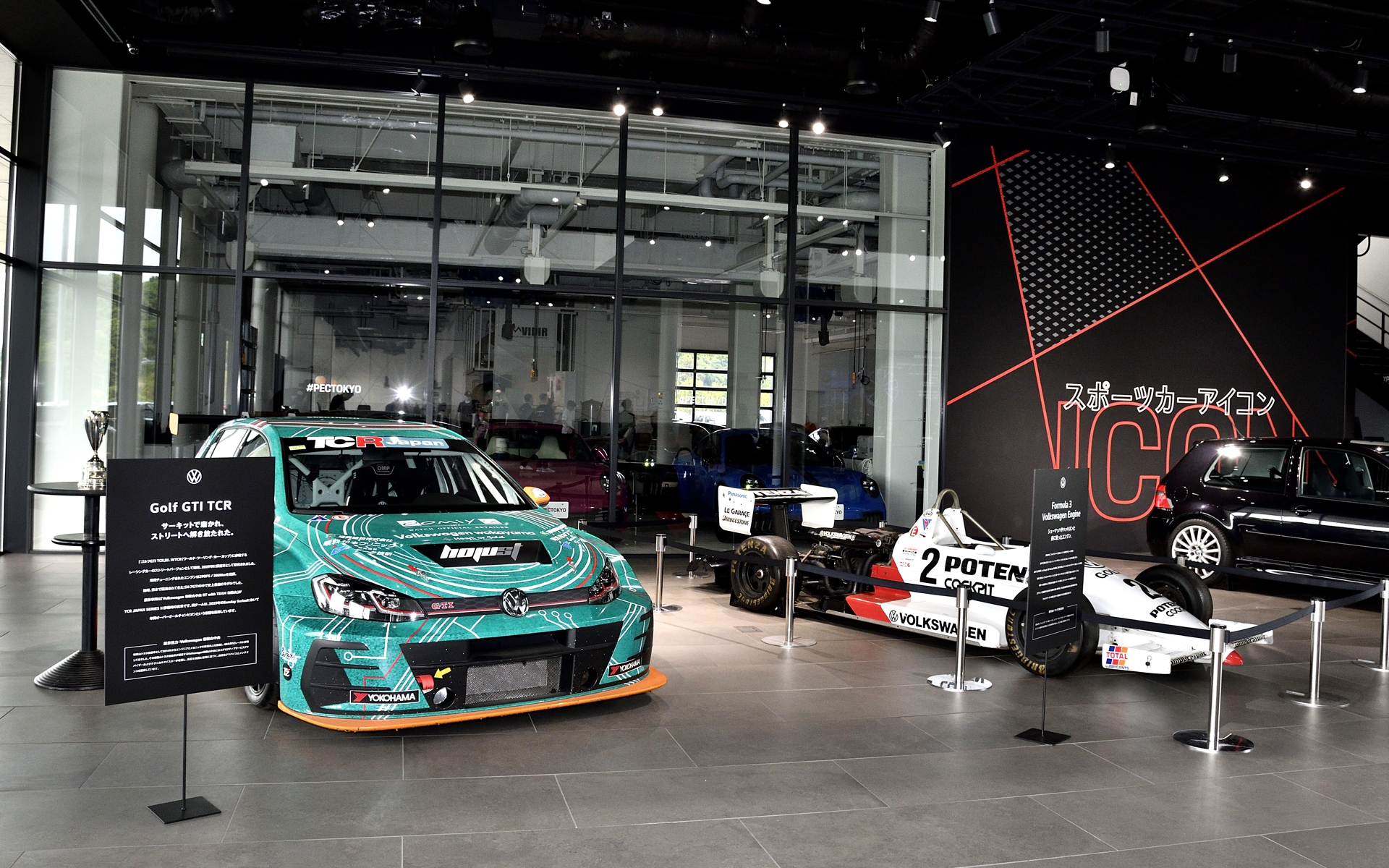 ゴルフRのレーシングカーや初代ゴルフRなども展示されていた