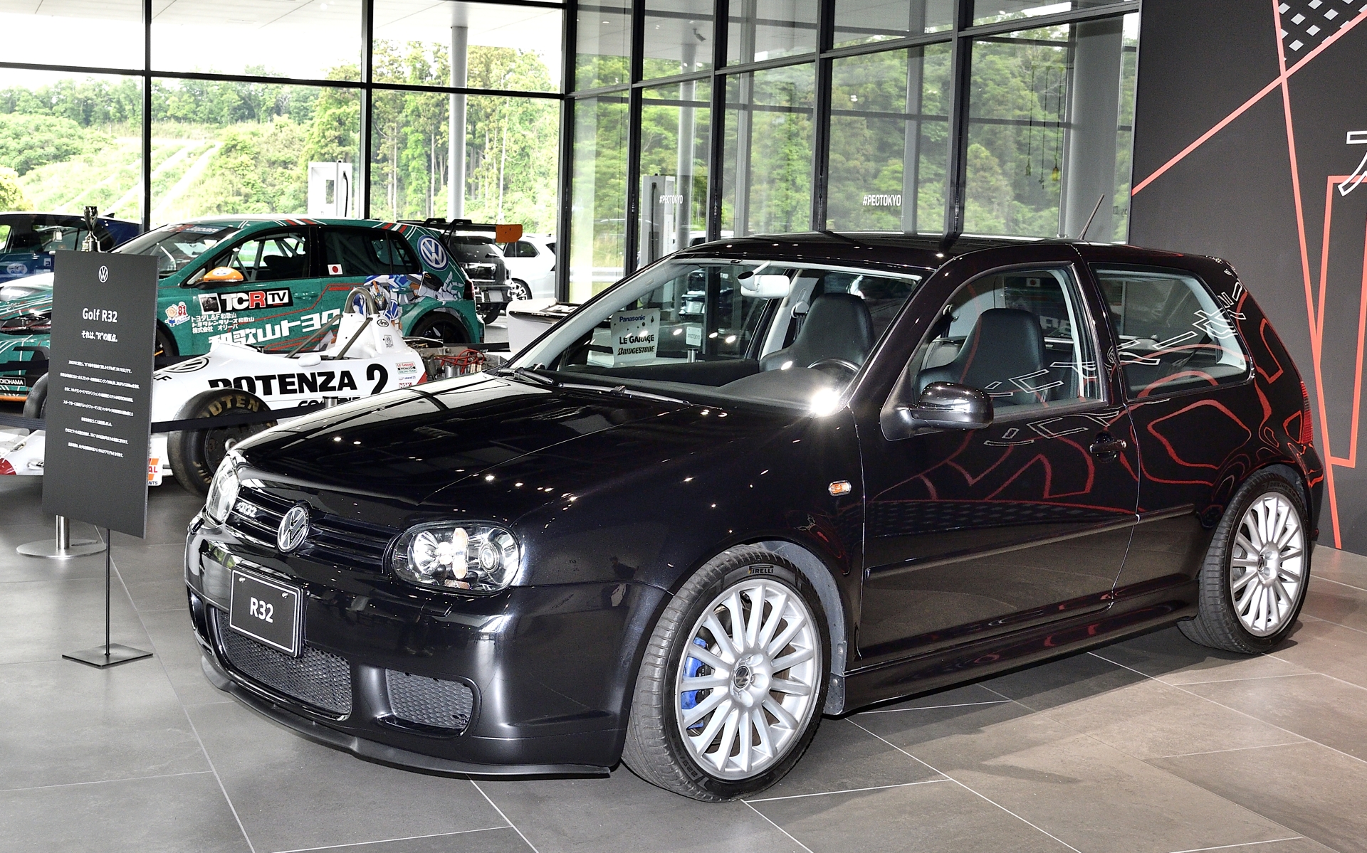 ゴルフRのレーシングカーや初代ゴルフRなども展示されていた