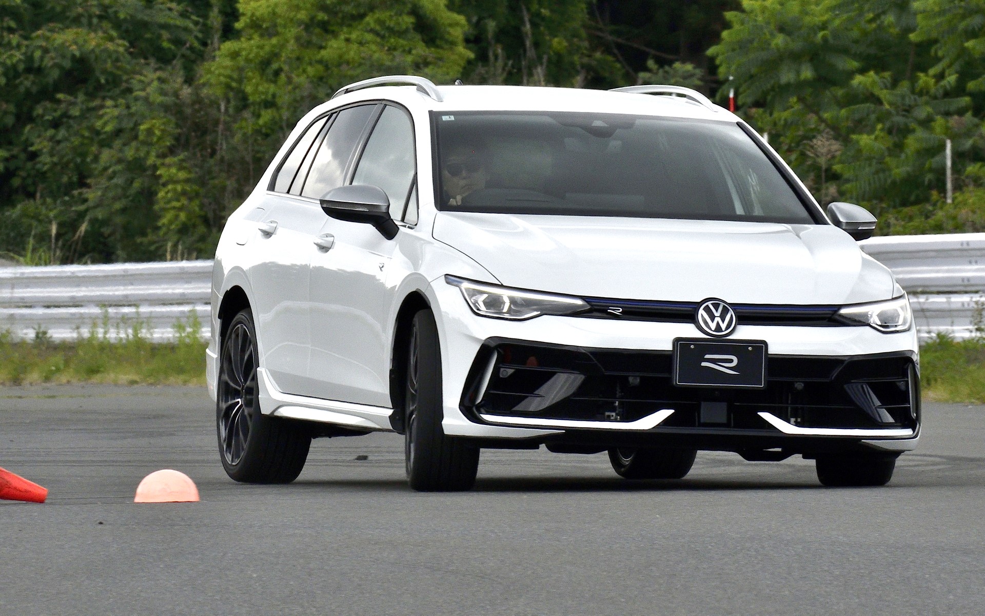 当日はハッチバックだけでなく、ヴァリアントRにもスラロームコースで試乗できた。その挙動はホイールベースが50mm長く、車重も80kg（ゴルフR Advanceに対しては70kg）重たい分だけ安定志向。当然ゴルフRの方が動きは軽快だったが、トルクベクタリングの効果で旋回性能は高く、ワゴンボディでも実に気持ちよく走れた