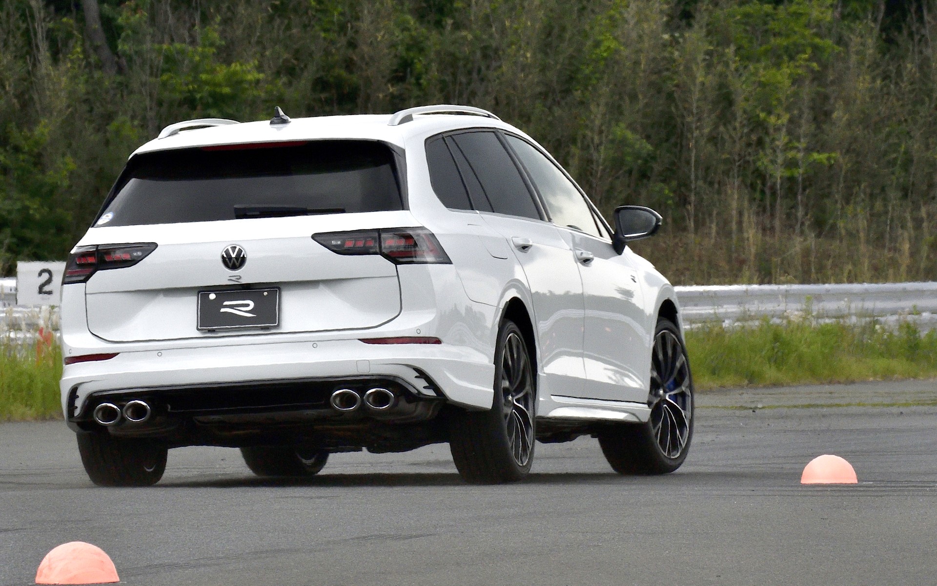 ちなみにトルクベクタリングのセッティングは、ヴァリアント用に少しだけ微調整が施されている。またニュルではロングルーフのおかげで空気抵抗が少なく、ハッチバックよりもトップスピードが伸びる（普通に走らせれば燃費もよくなるだろう）。そしてロングホイールベースのおかげで、高速コーナーはヴァリアントの方が速い。よってトータルのラップタイムは、3ドアハッチと変わらなかったのだそう