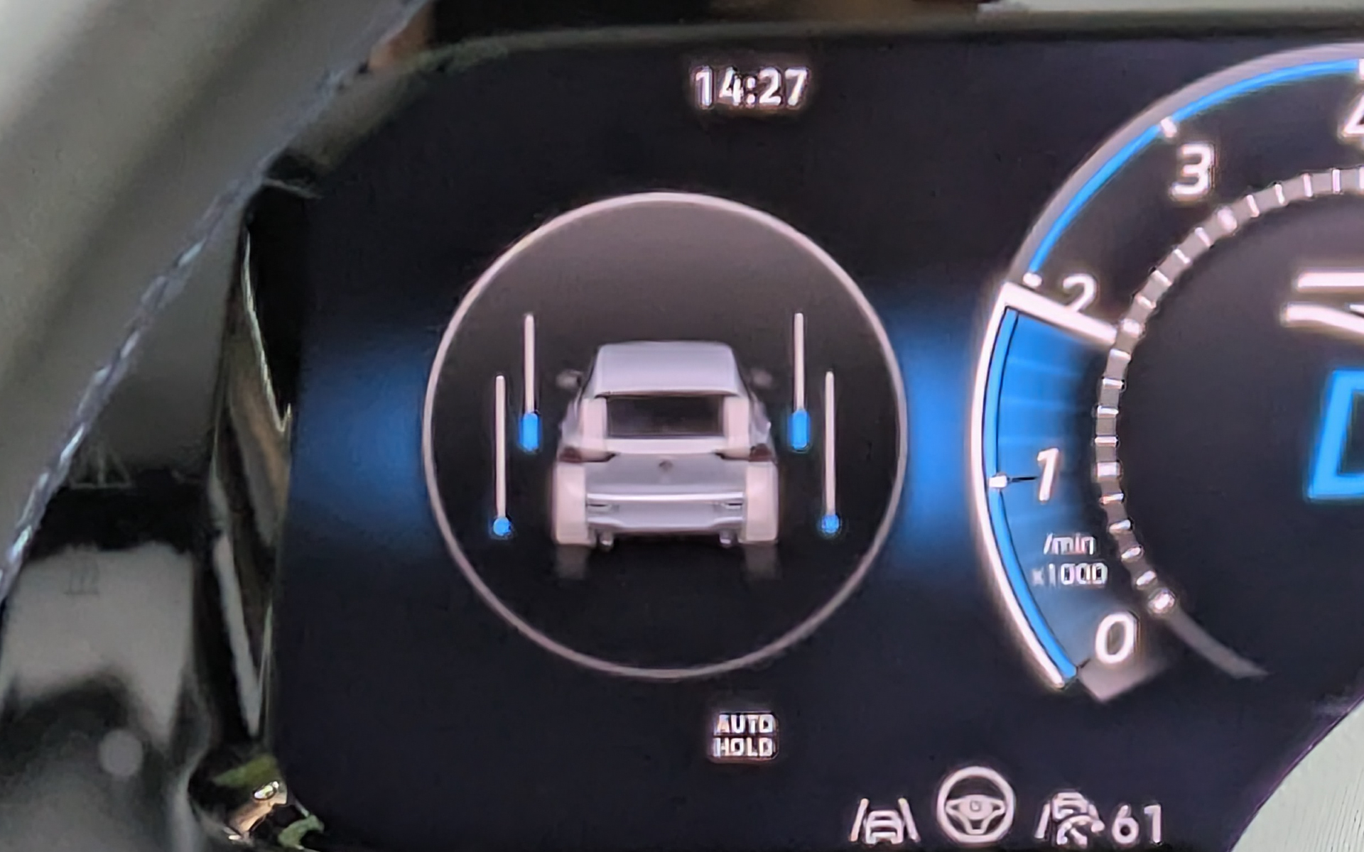 4MOTIONの作動状況はメーター内で確認でき、トルクが多くかかっているタイヤほどバーが長く伸びる