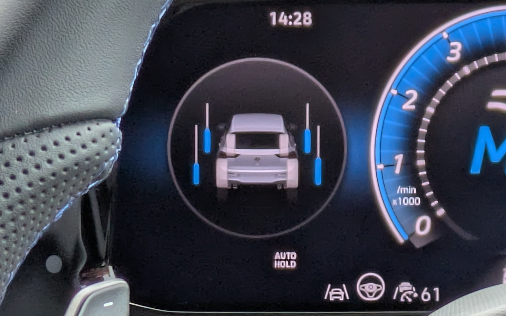 4MOTIONの作動状況はメーター内で確認でき、トルクが多くかかっているタイヤほどバーが長く伸びる