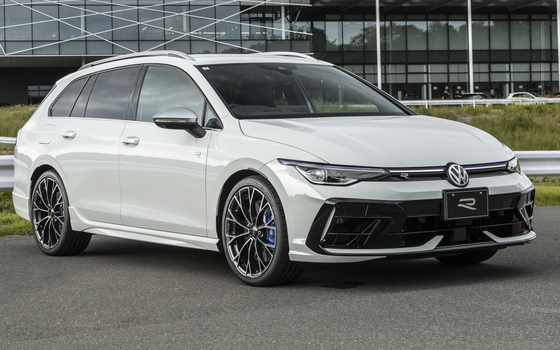 新型ゴルフRヴァリアントのボディサイズは4650×1790×1465mm（全長×全幅×全高）、ホイールベースは2670mm