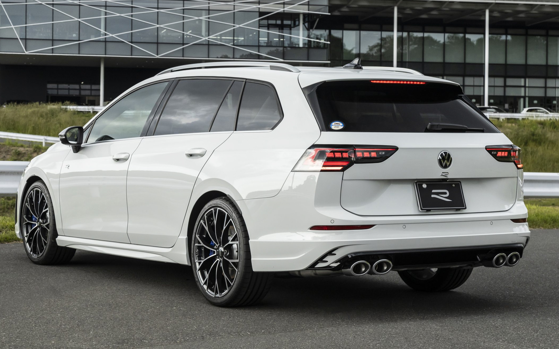 新型ゴルフRヴァリアントのボディサイズは4650×1790×1465mm（全長×全幅×全高）、ホイールベースは2670mm