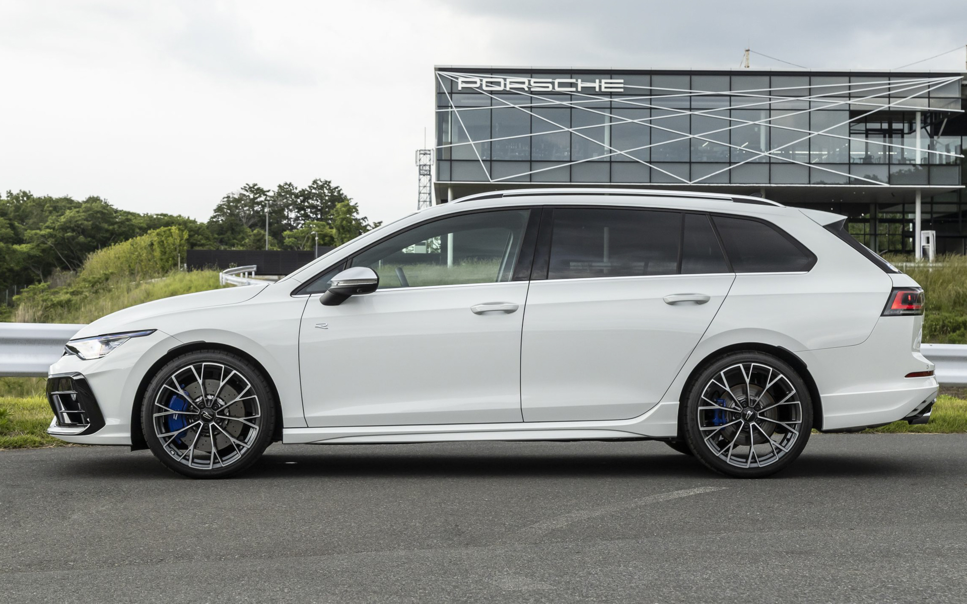 新型ゴルフRヴァリアントのボディサイズは4650×1790×1465mm（全長×全幅×全高）、ホイールベースは2670mm