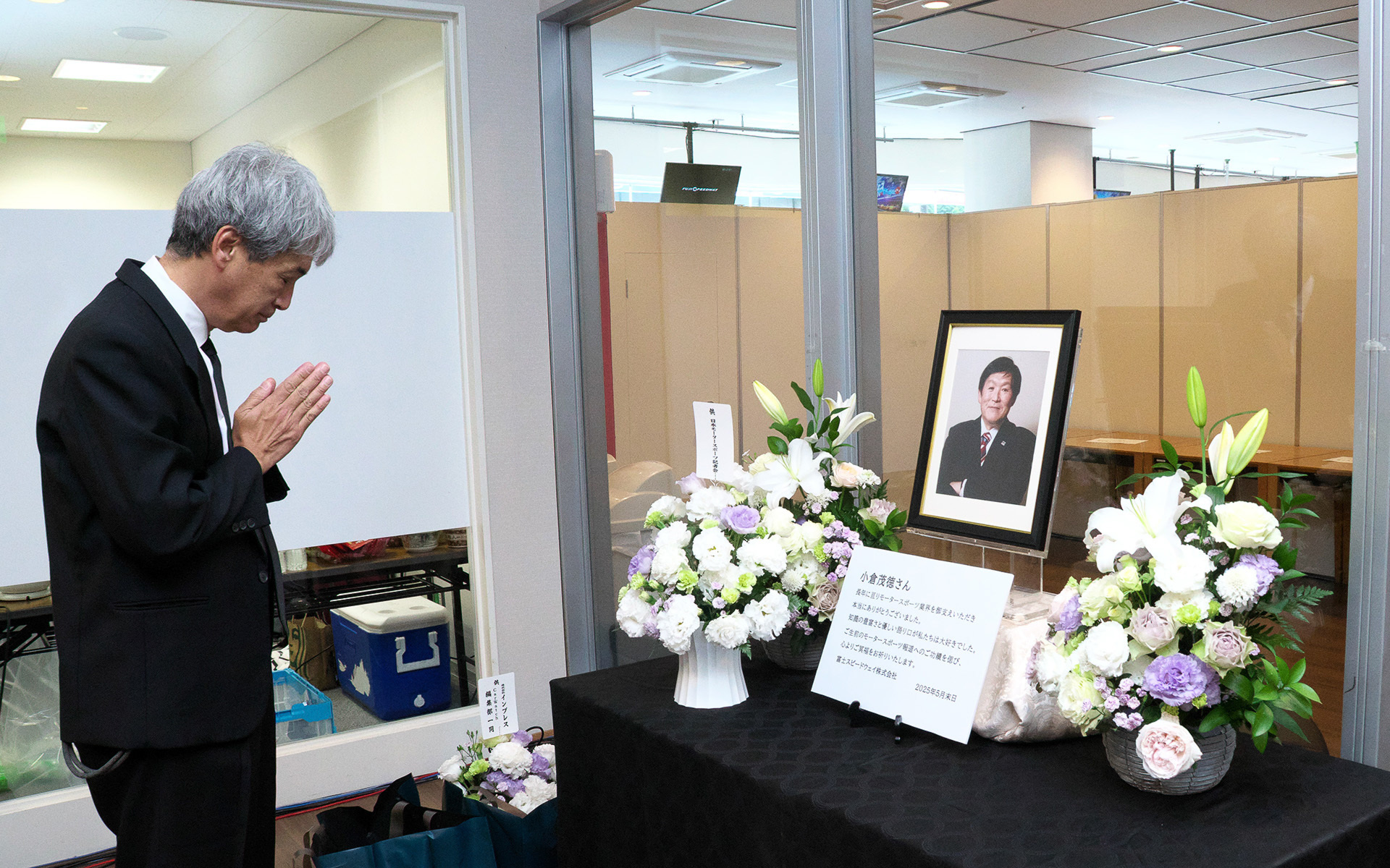 日本モータースポーツ記者会として献花。この後も献花は増えていた