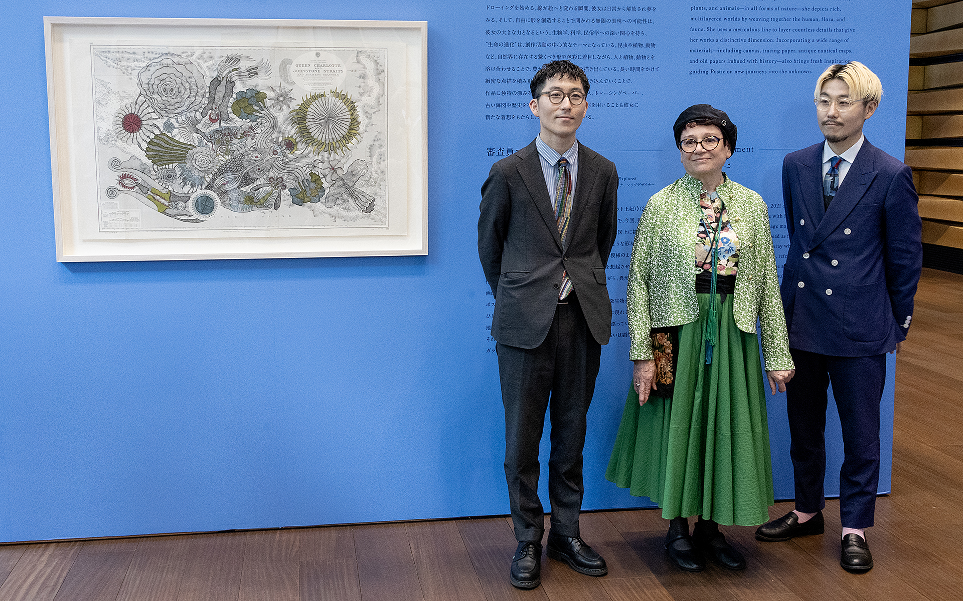 「HERALBONY ArtPrize 2025 Exhibition  Presented by 東京建物｜Brillia」で展示されている作品の前にてフォトセッションが行なわれた。エヴリン・ポスティック氏（中）と株式会社ヘラルボニー Co-CEOの松田文登氏（左）、松田崇弥氏（右）